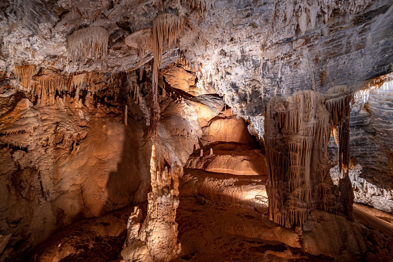 chasm; caving; geology; rocks; stalactites; stalagmites; france; aude, Sibé