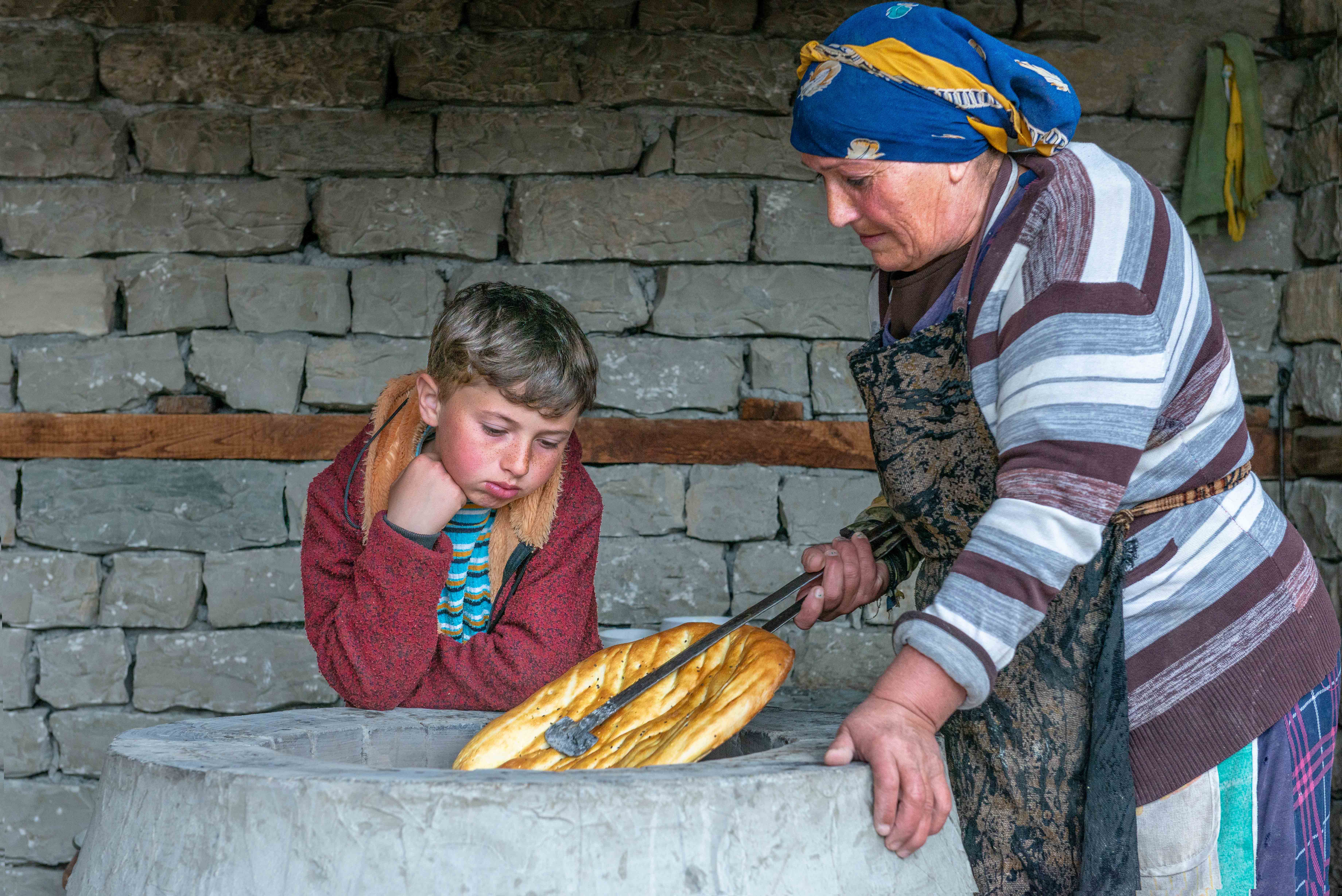 бабушка печет хлеб, Etibar Jafarov