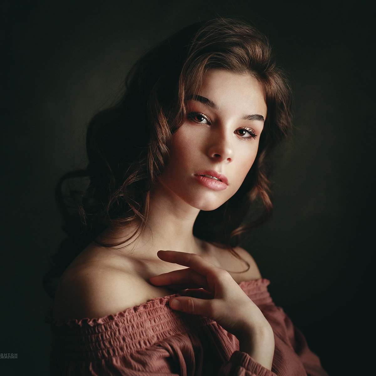 портрет девушка молодая темнота, Антон Жилин
