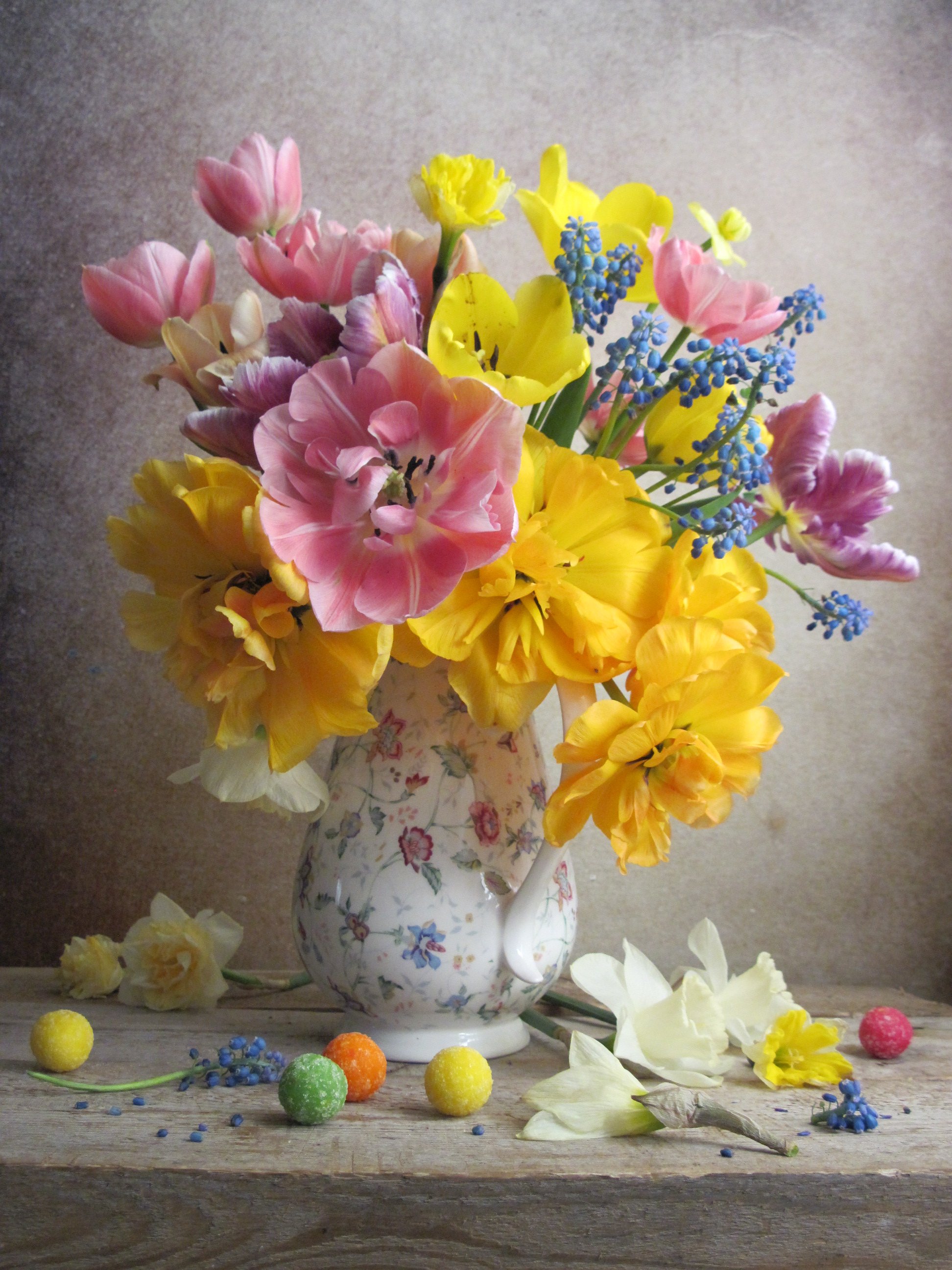 цветы, букет, тюльпаны, нарциссы, мускарики, кувшин, конфеты, Наталия Тихомирова