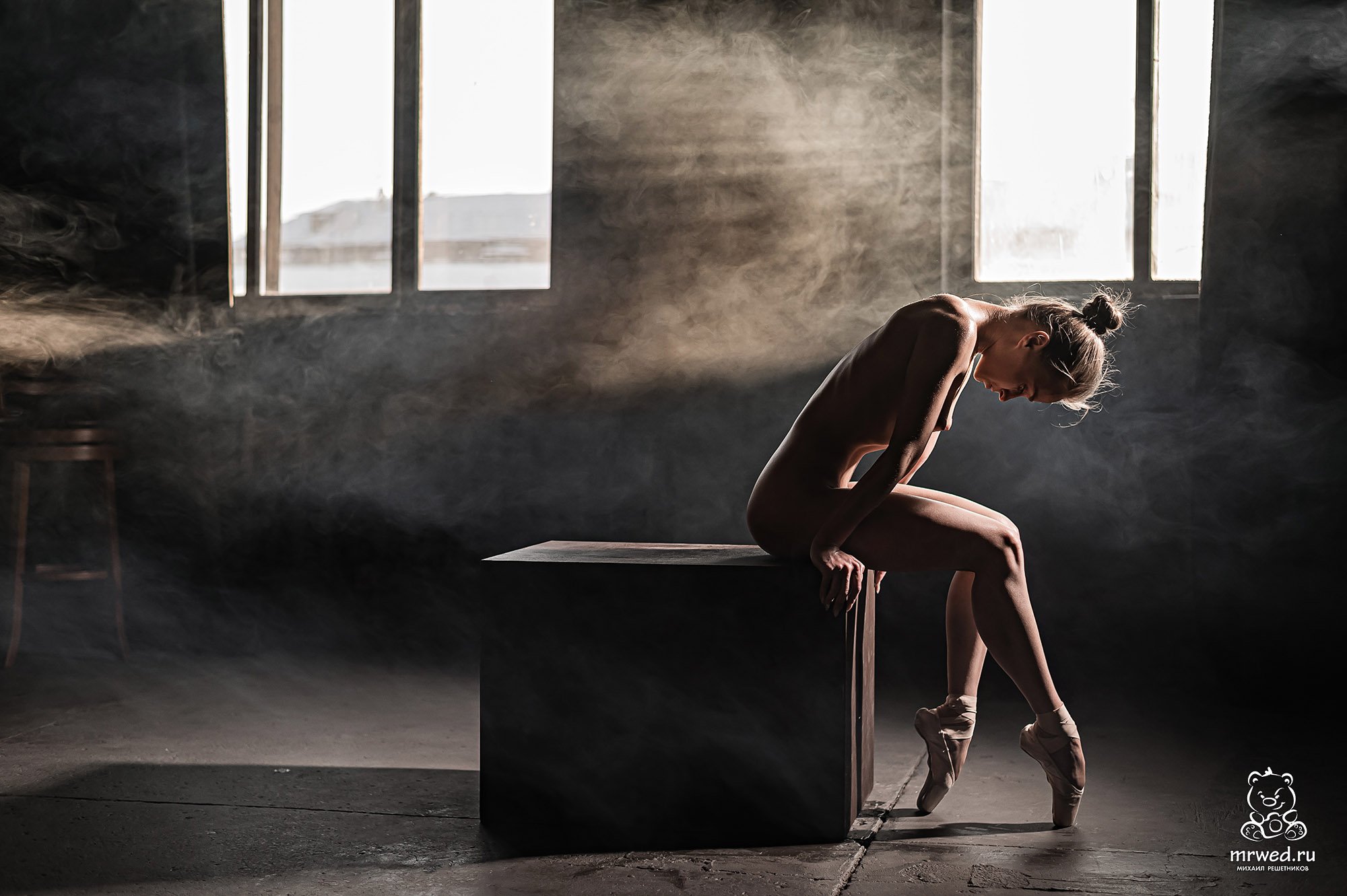 Голая сексуальная балерина в пуантах садится на шпагат - фото