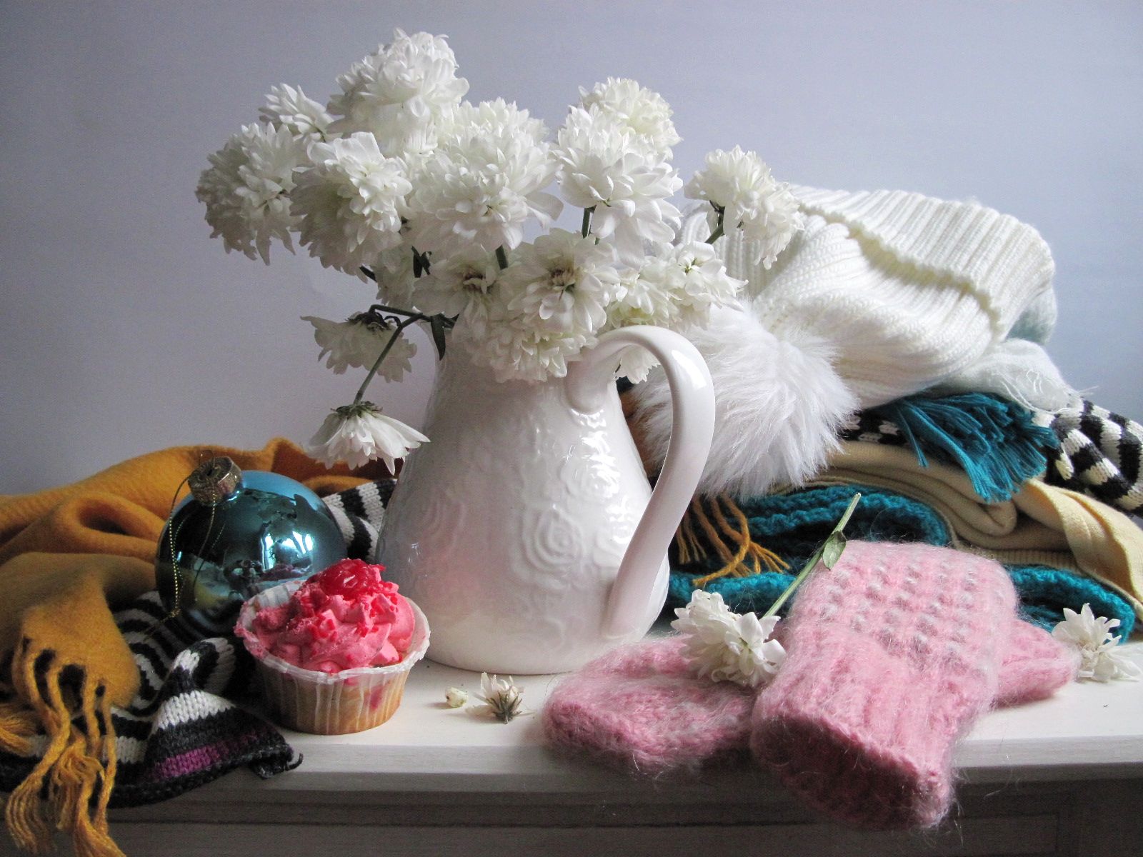 цветы, букет, хризантемы, шапка, варежки, шарфики, пирожное, Наталия Тихомирова