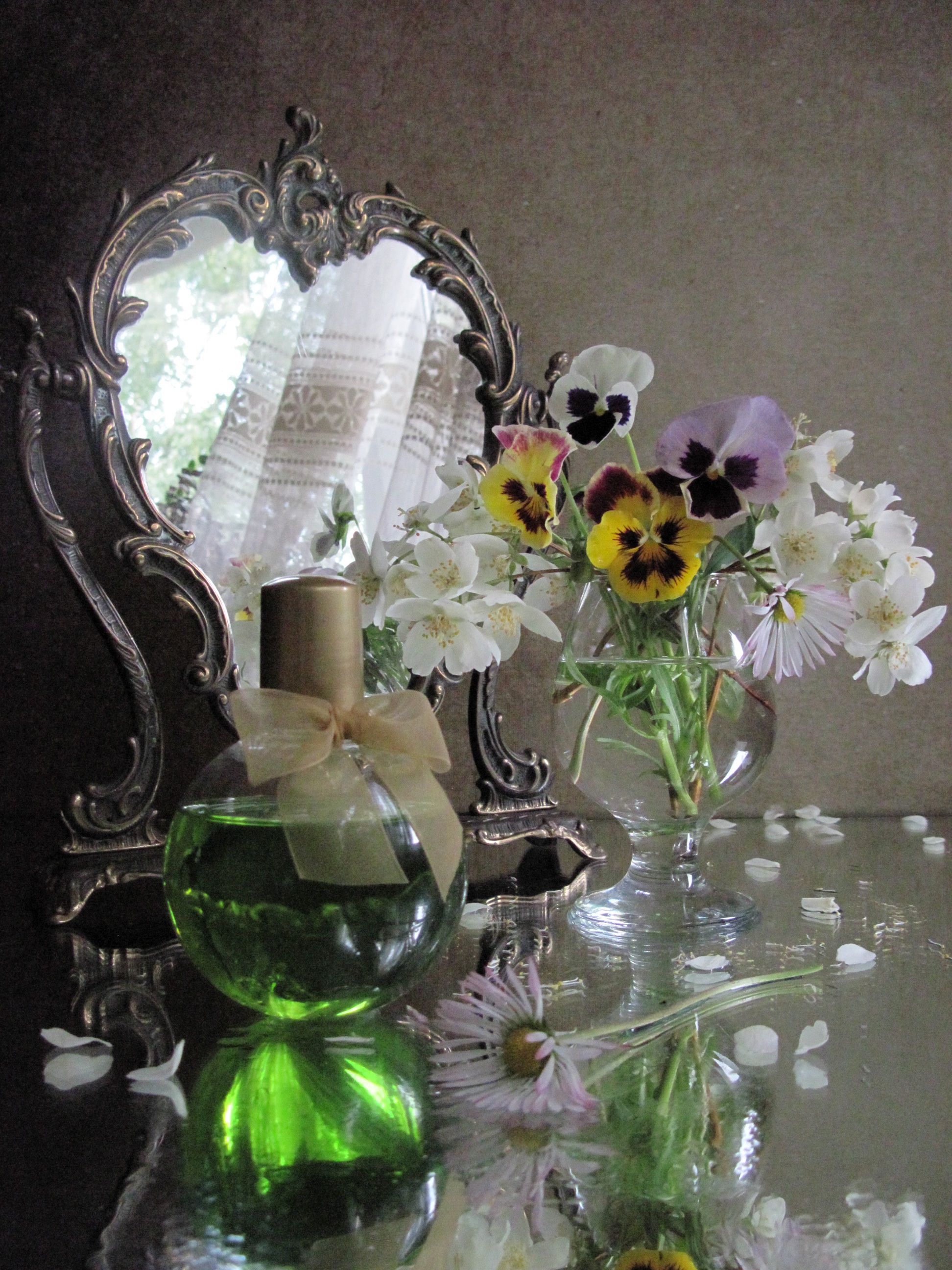 цветы, букет, анютины глазки, жасмин, зеркало, косметика, Наталия Тихомирова