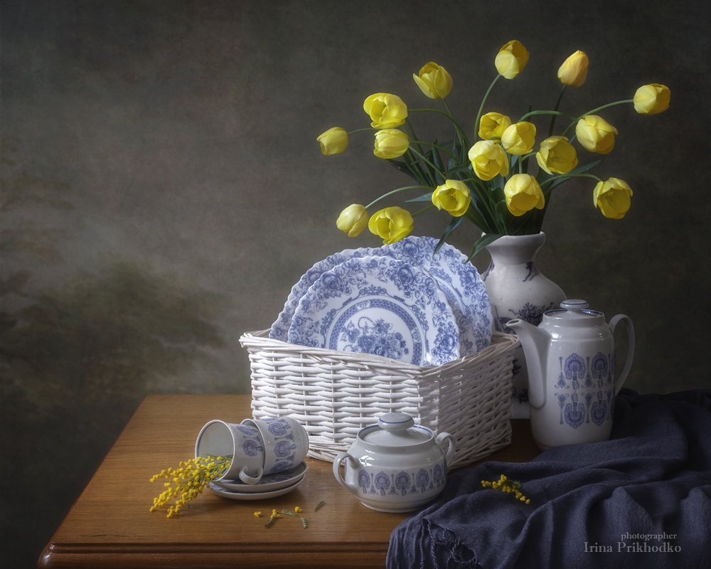 натюрморт, цветы, тюльпаны, мимоза, букет, посуда, кухня, настроение, художественное фото, Ирина Приходько