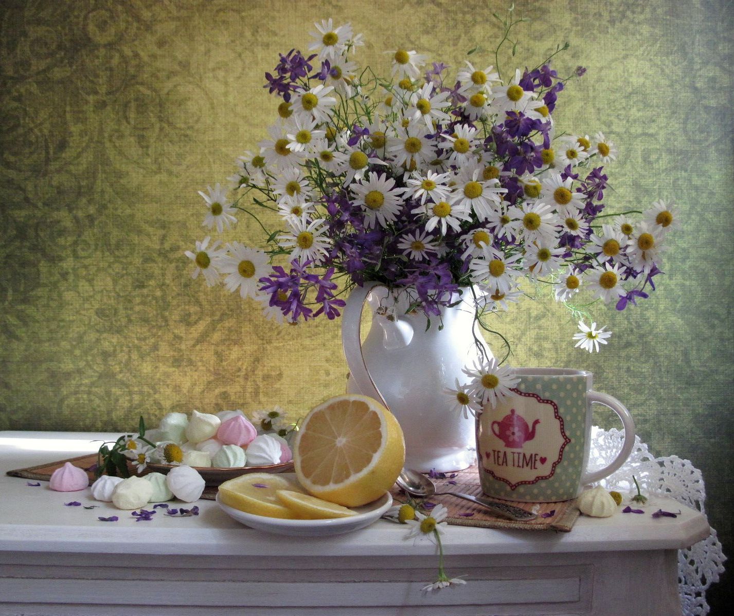 цветы, букет, ромашки, аквилегия, кружка с чаем, лимон, сладости, Наталия Тихомирова