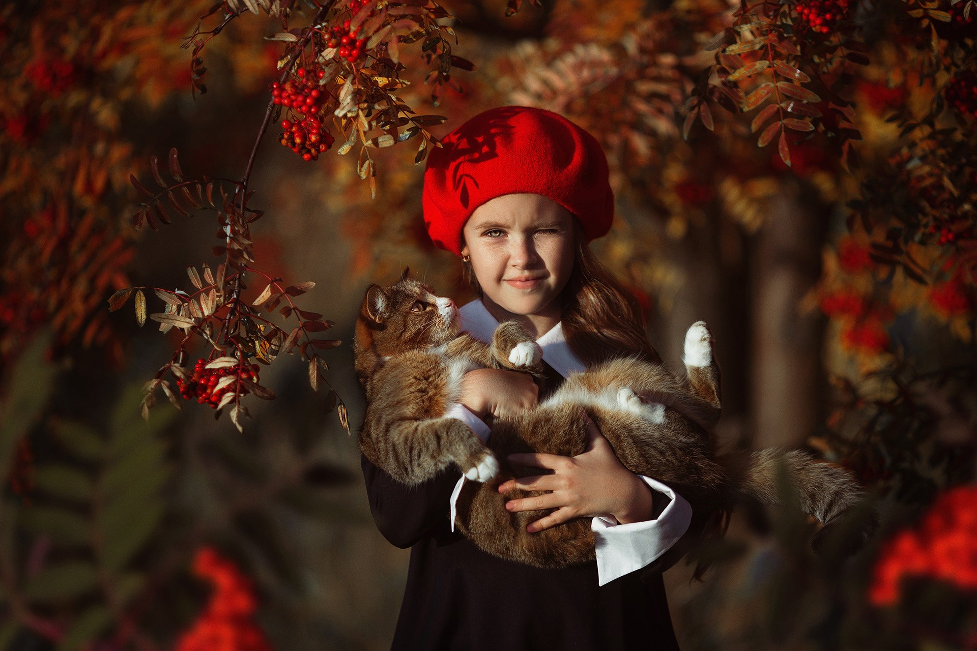 рябина, кот, кошка, красный берет, девочка , ребенок, дети , осень, , Алина Иванова