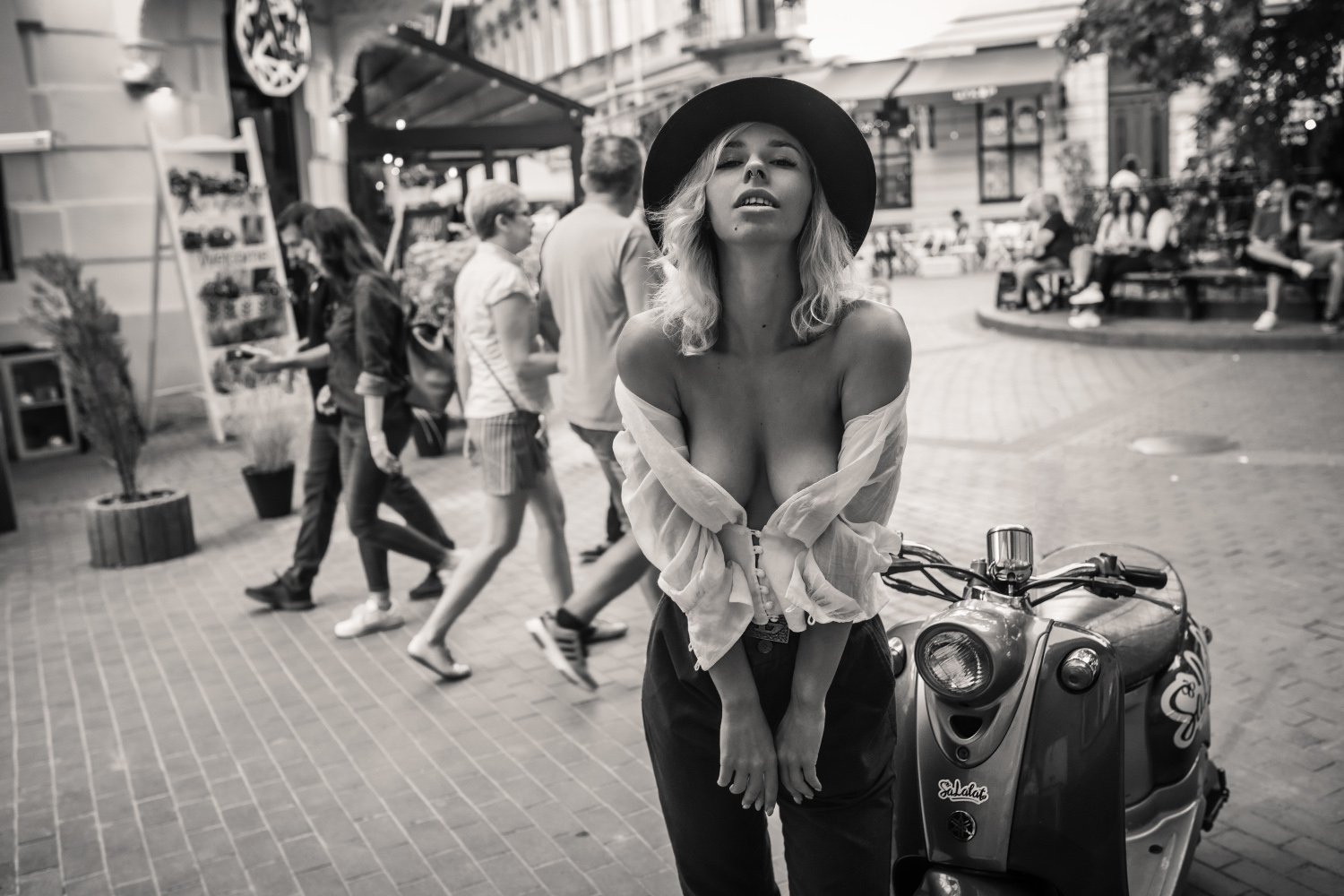 город стрит fun street monochrome nude young women city life arkadiy kurta, Курта Аркадий