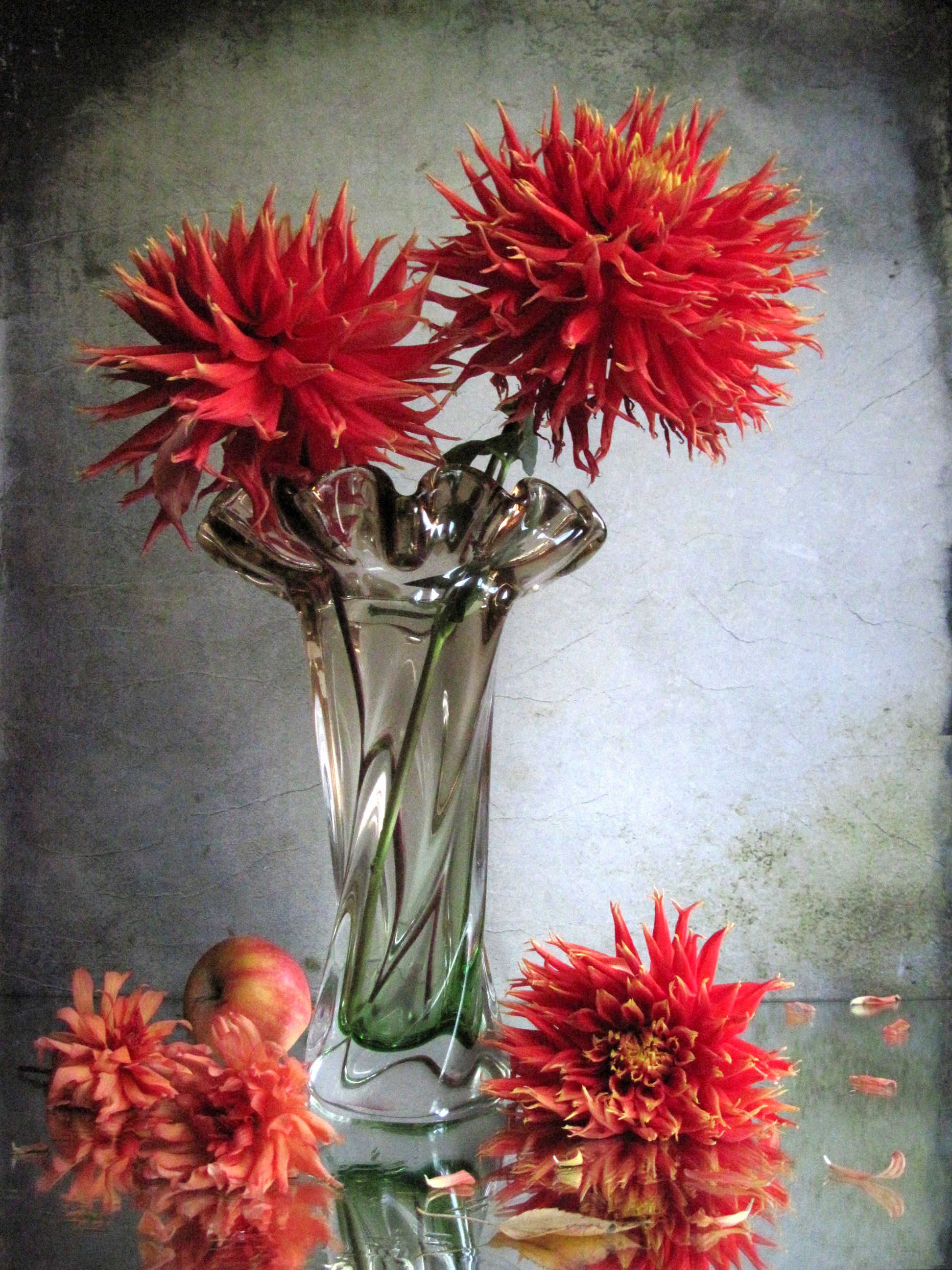 цветы. букет, георгины, ваза, яблоко, красный цвет, Наталия Тихомирова