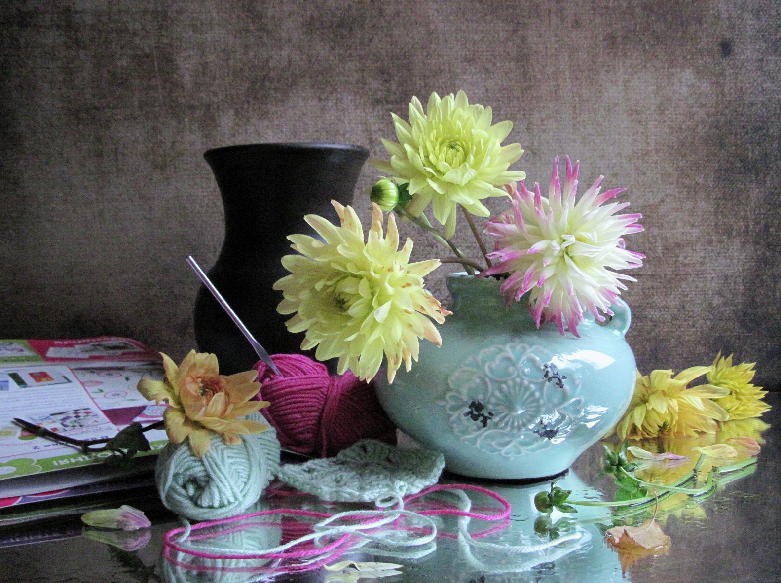 цветы, букет, георгины, пряжа, кувшин, ваза, самоучитель по вязанию, Наталия Тихомирова