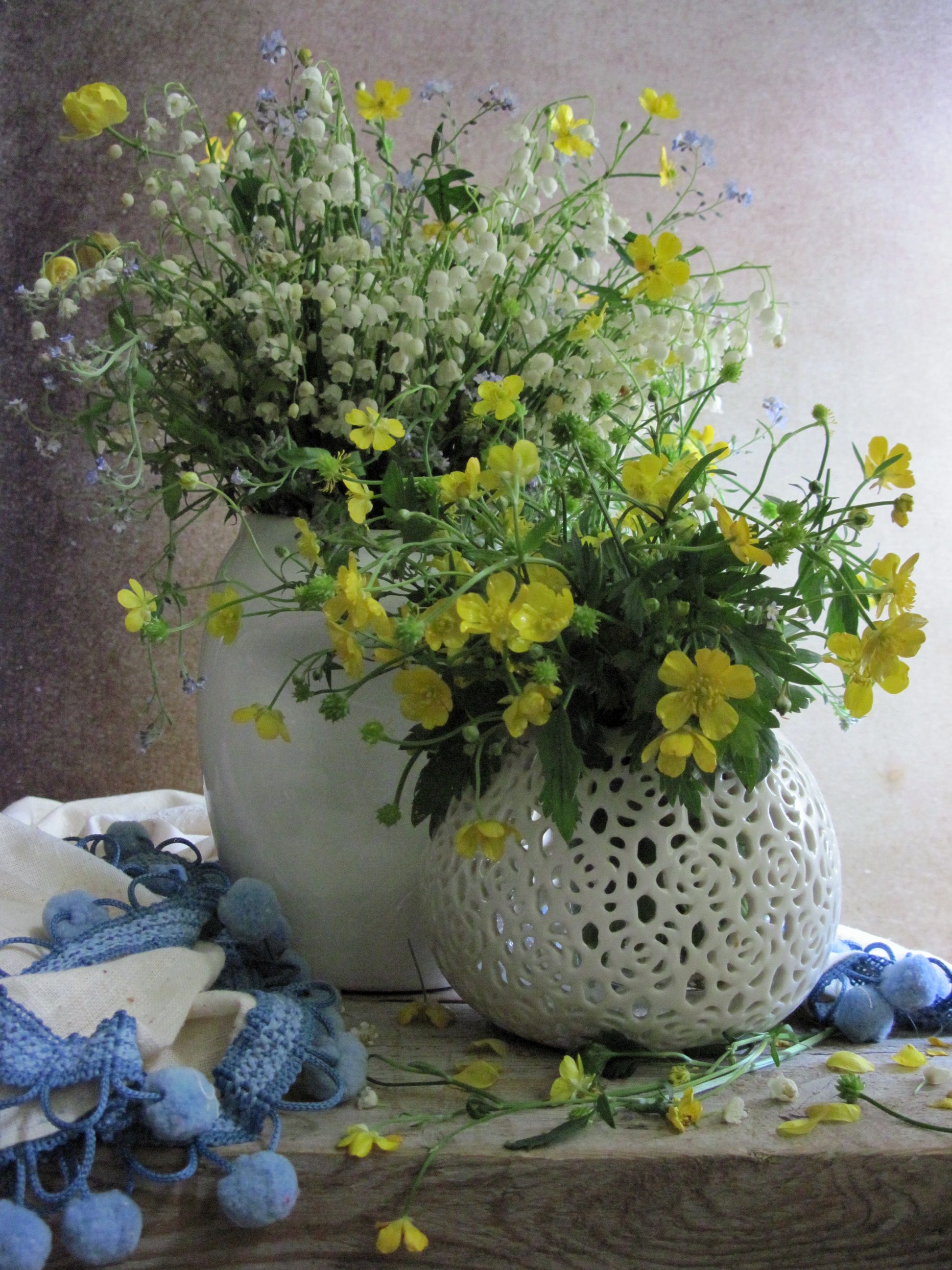 цветы, букет, ландыши, лютики, незабудки, вазы, керамика, салфетка, Наталия Тихомирова