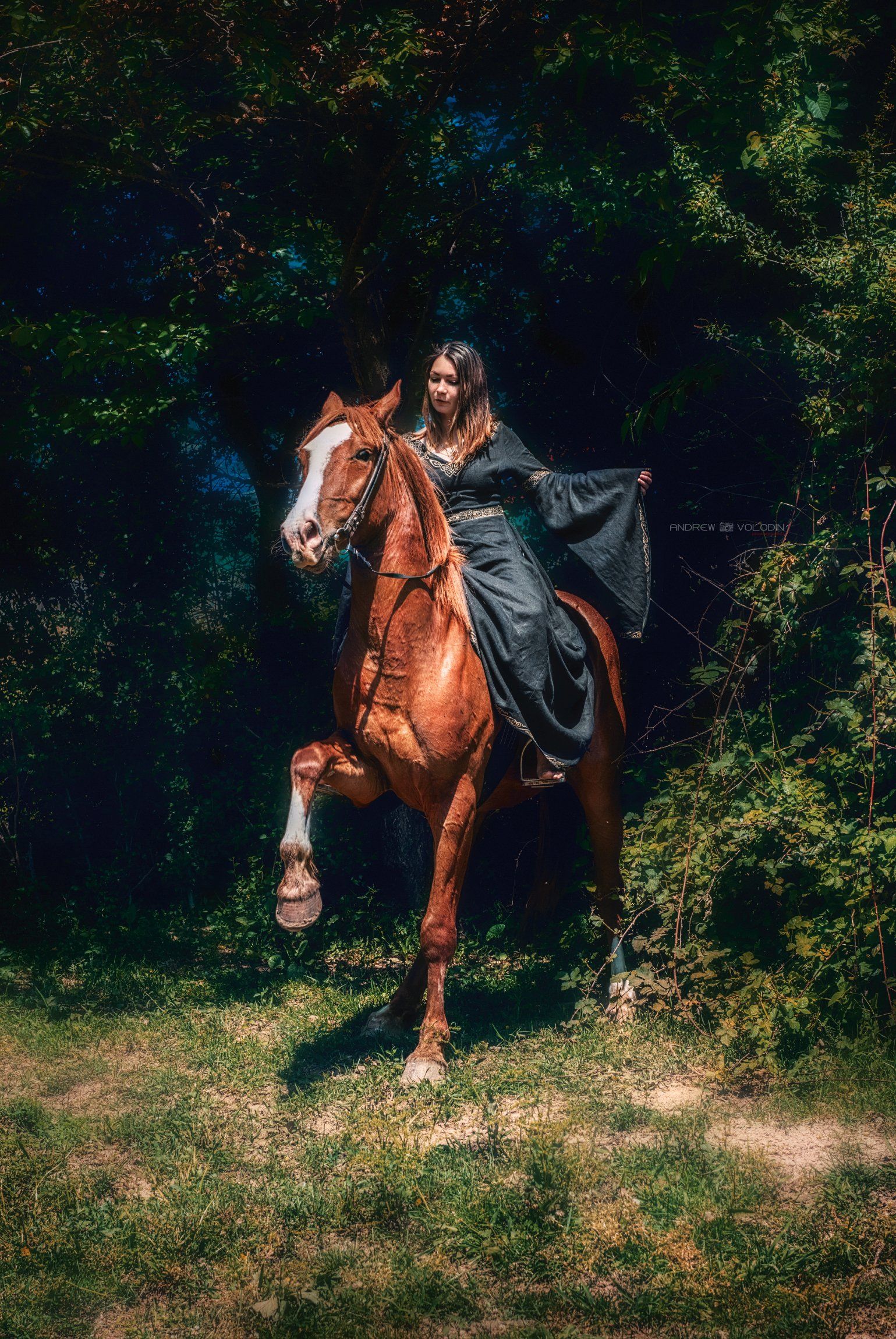 девушка рыжеволосая конь  лучи лес зелень совершенство, Андрей Володин