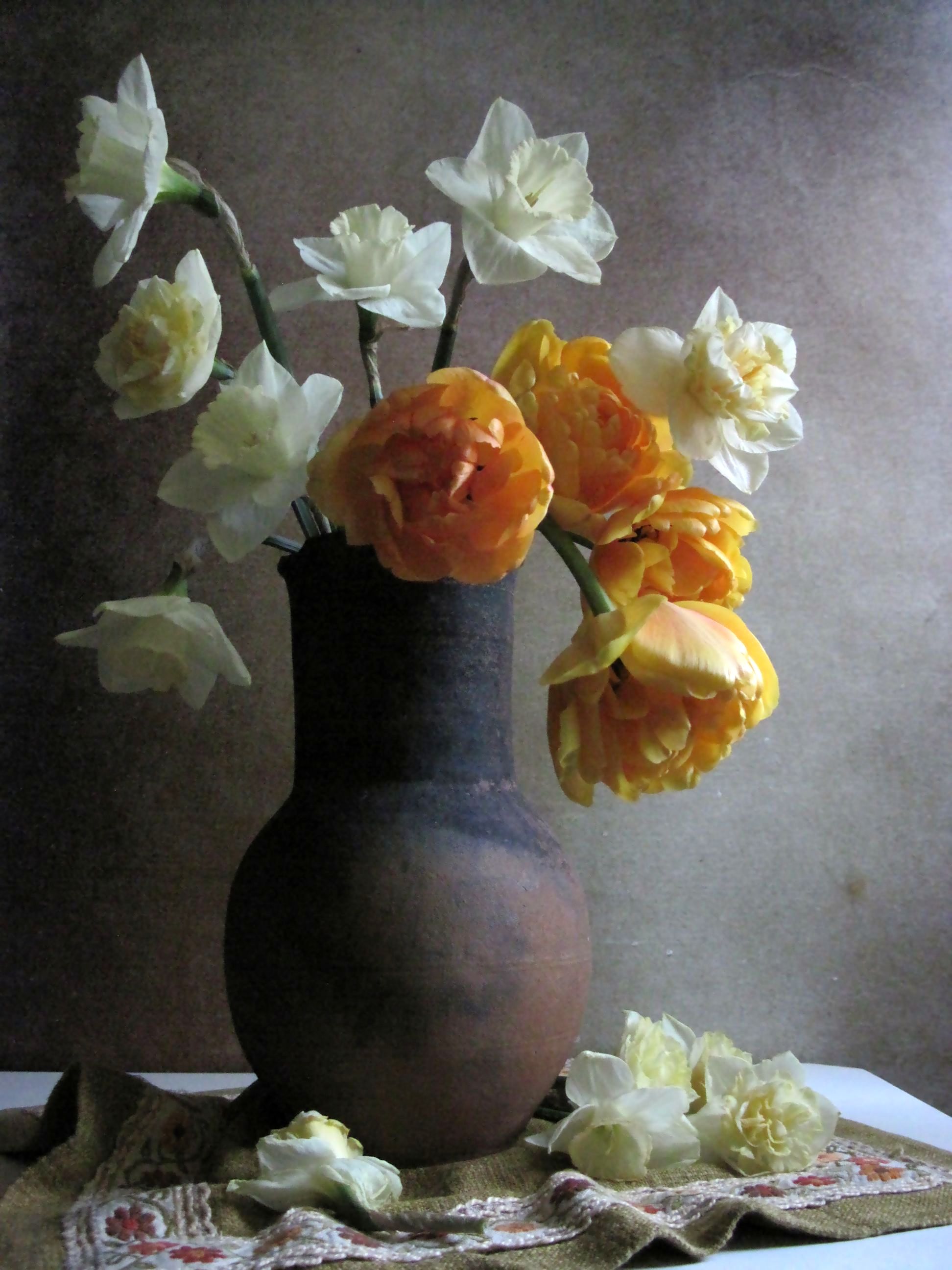 цветы, букет, нарциссы, тюльпаны, крынка, винтаж, Наталия Тихомирова
