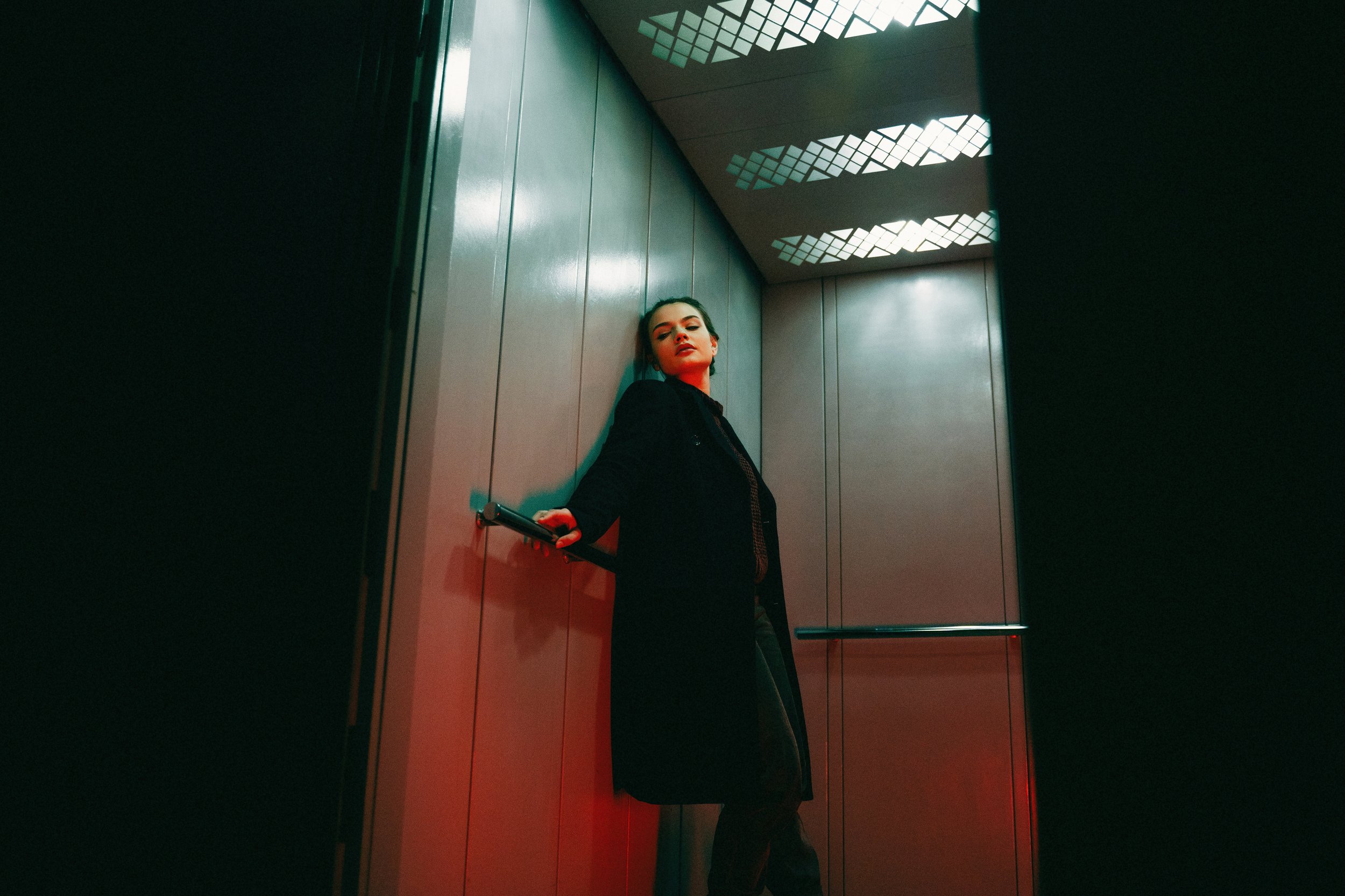 лифт девушка красный зеленый свет пальто пучок, Хайруллин Ильдар