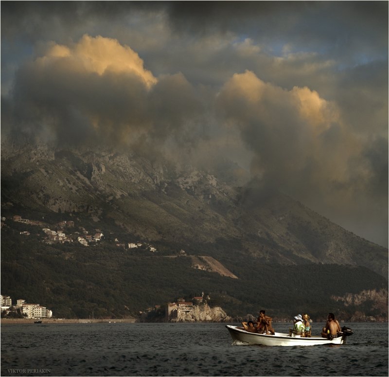 черногория, лодка, отдыхающие, берег, облака, Виктор Перякин
