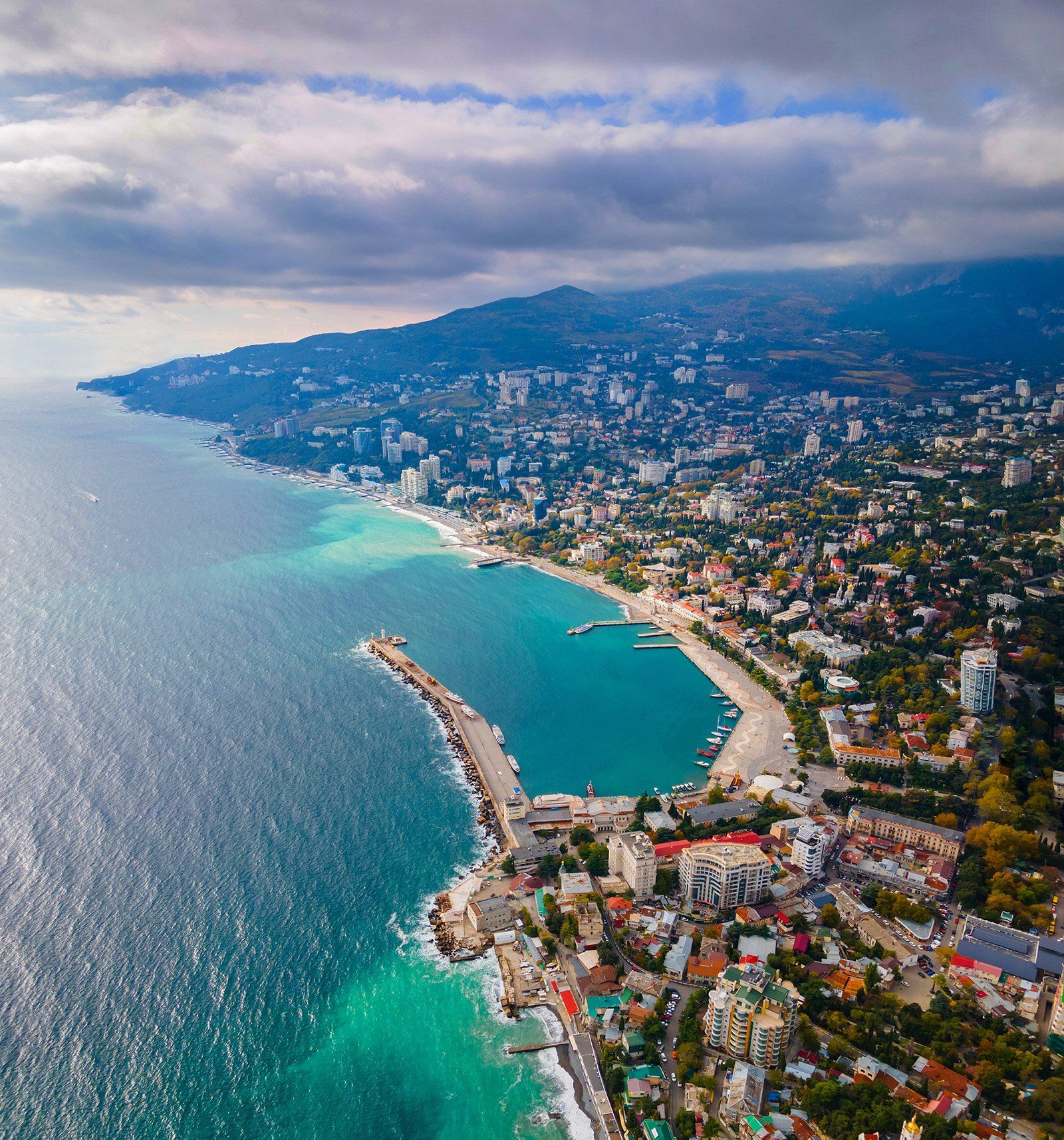 Ялта красивые виды. Крым Ялта. Море Крым Ялта. Город курорт Ялта. Курорты Ялты 2022.