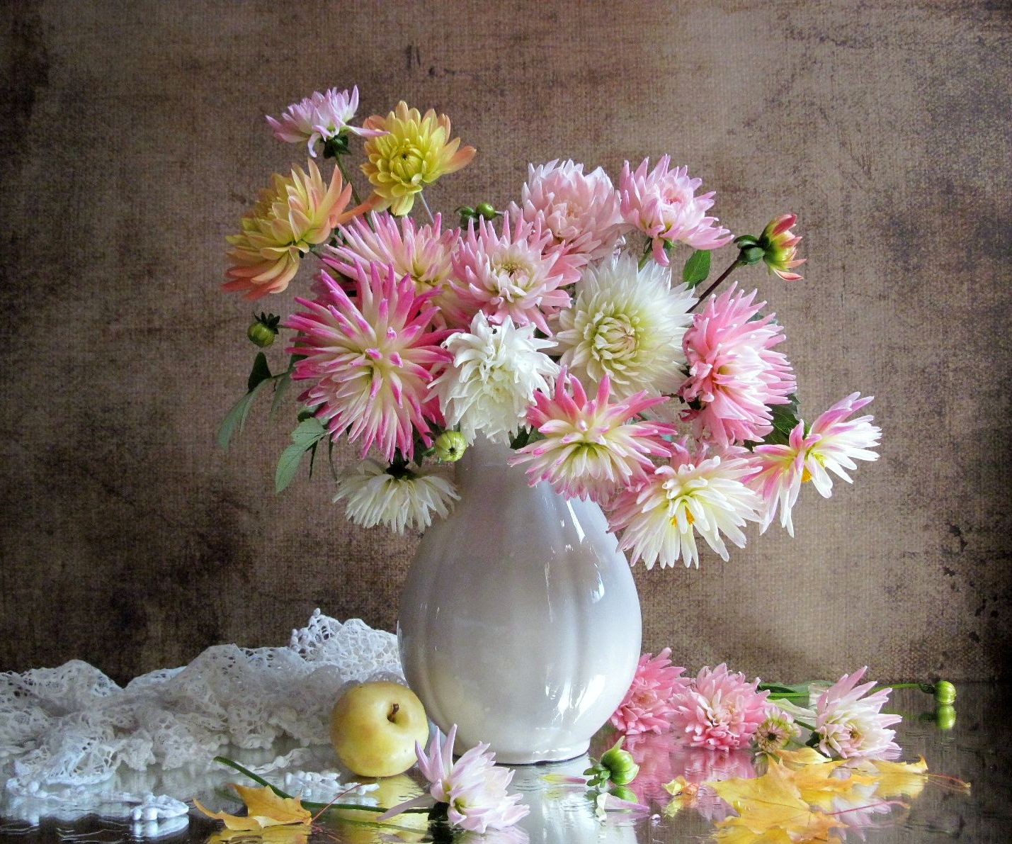 цветы, букет, георгины, ваза, шарф, яблоко, Наталия Тихомирова