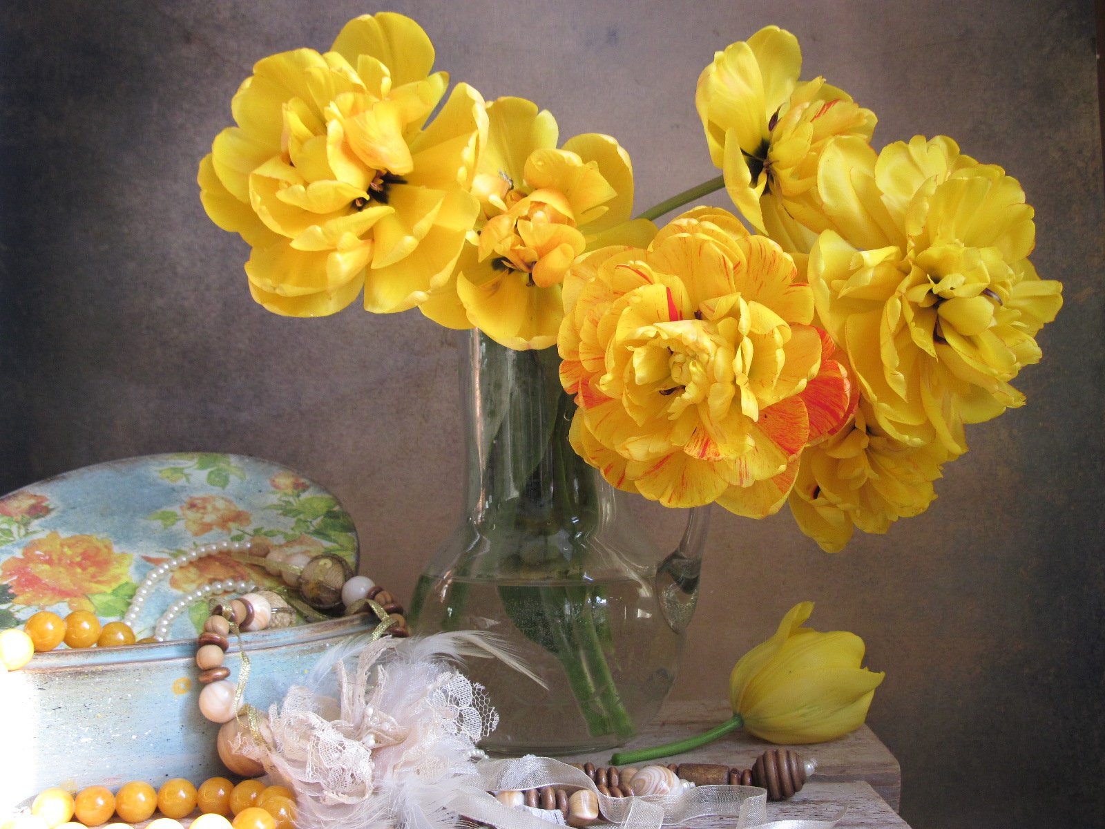цветы, букет, тюльпаны, желтый цвет, бусы, бижутерия, шкатулка, Наталия Тихомирова