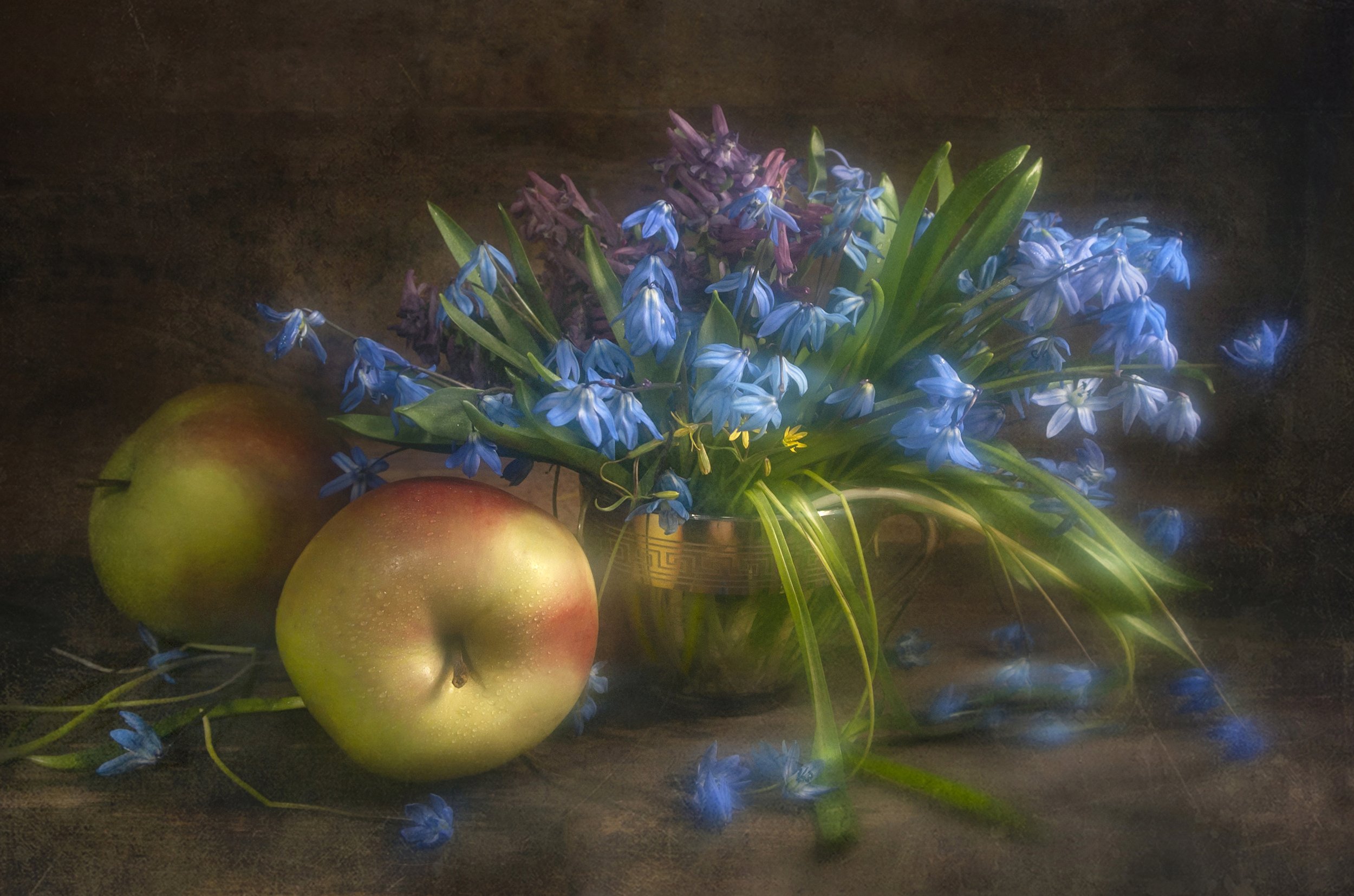пролеска,цветок,доска,деревянный,чашка,текстура,яблоки,мягкость, Владимир Володин