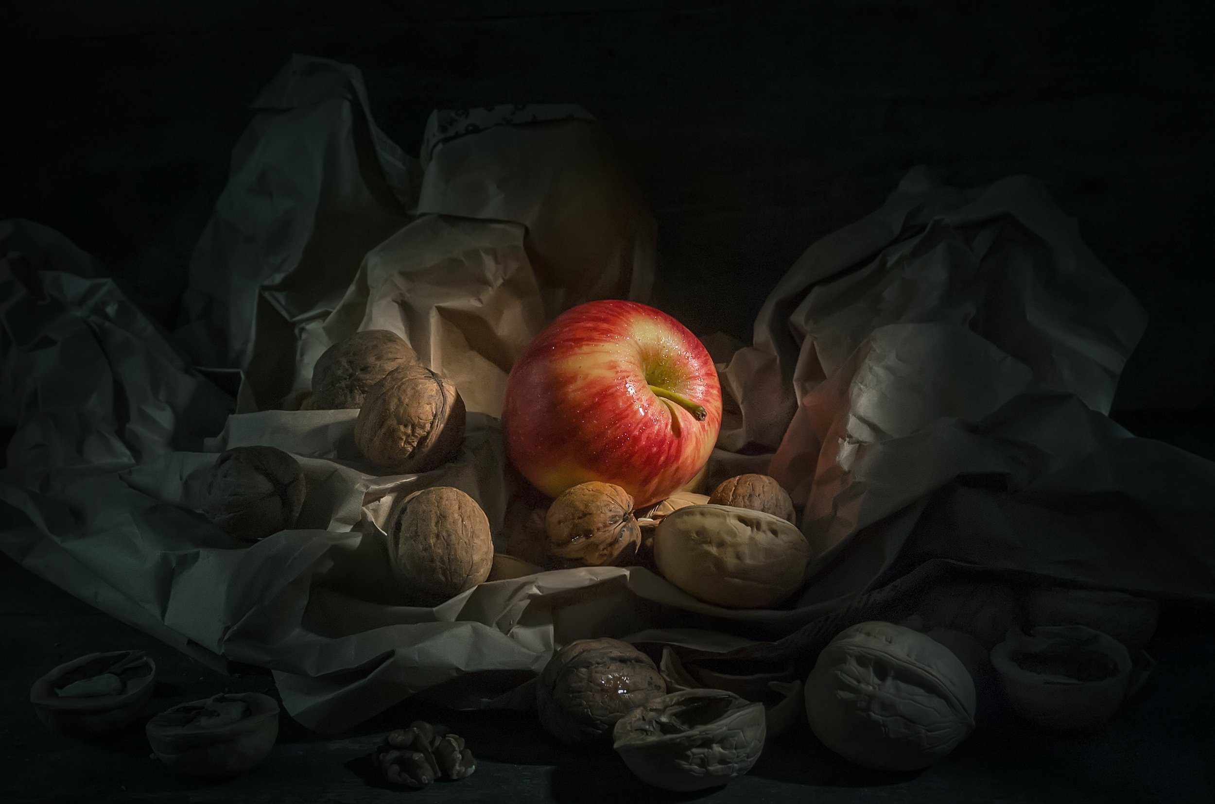 яблоко,орехи,чужой,свет,мятая бумага,темнота, Владимир Володин