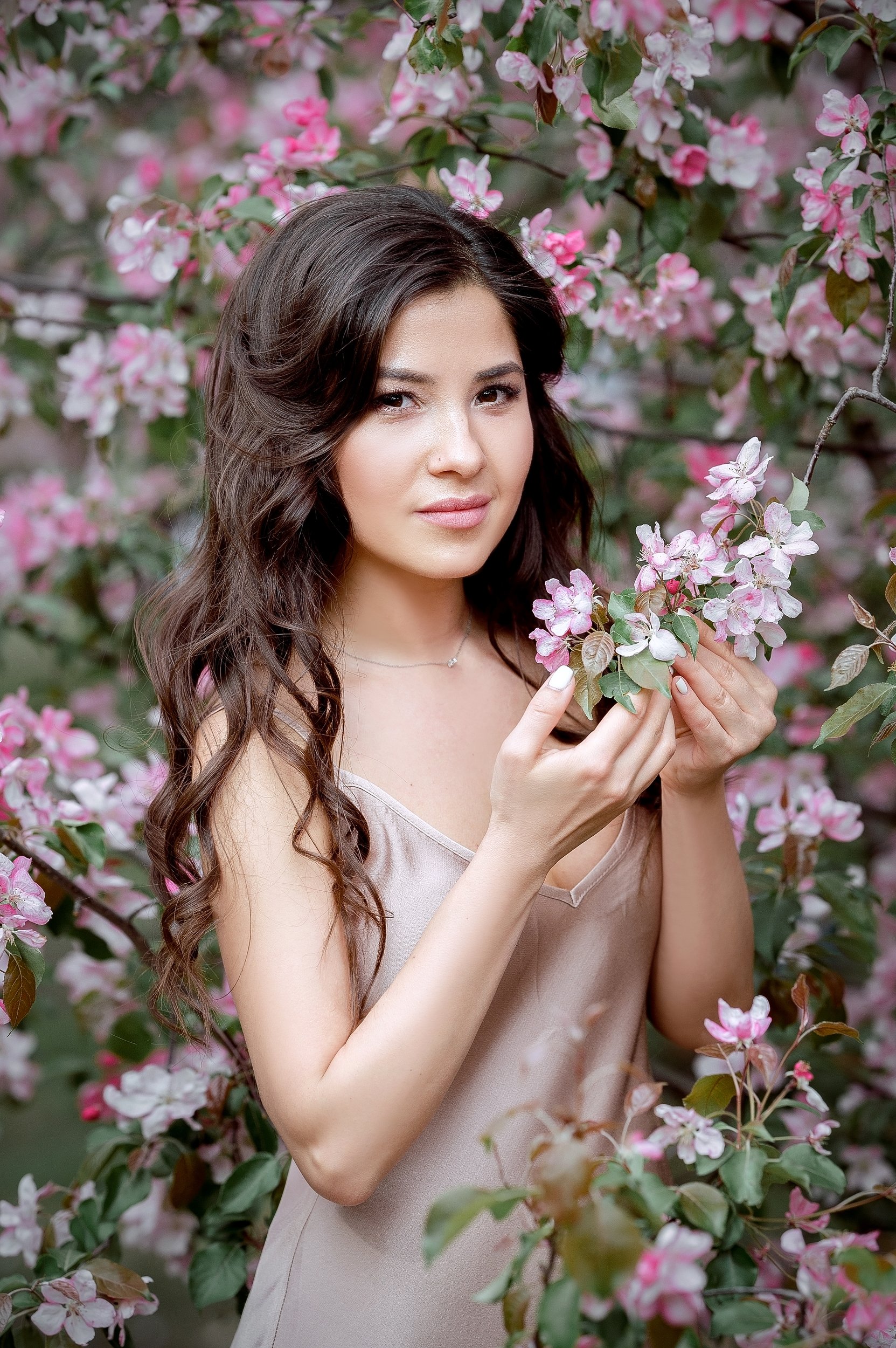 цветение яблонь, розовое цветение яблонь, девушка в яблонях, Виктория Носачёва
