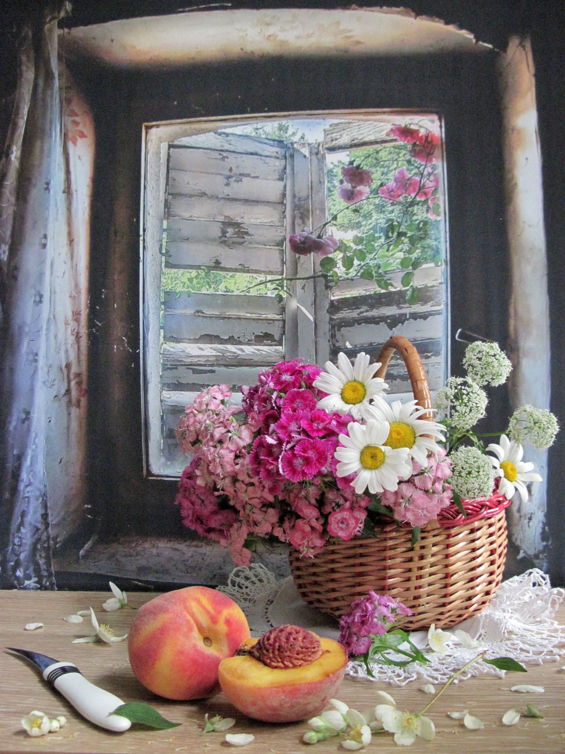 цветы, букет, ромашки, гвоздика, флоксы, корзинка, персики, окно, Наталия Тихомирова