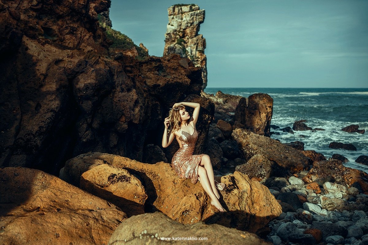 sea, ocean, portrait, lady, woman, stones, golden, dress, waves, , Катерина Клио