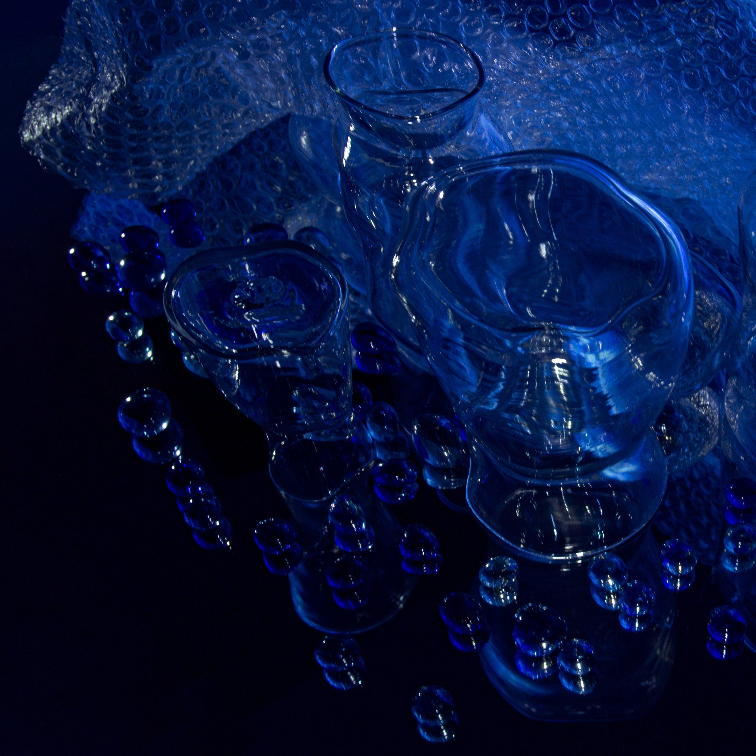 натюрморт, синий, голубой, вазы, стаканы, стекло, шарики, отражение, зеркало , Виктория Гусар