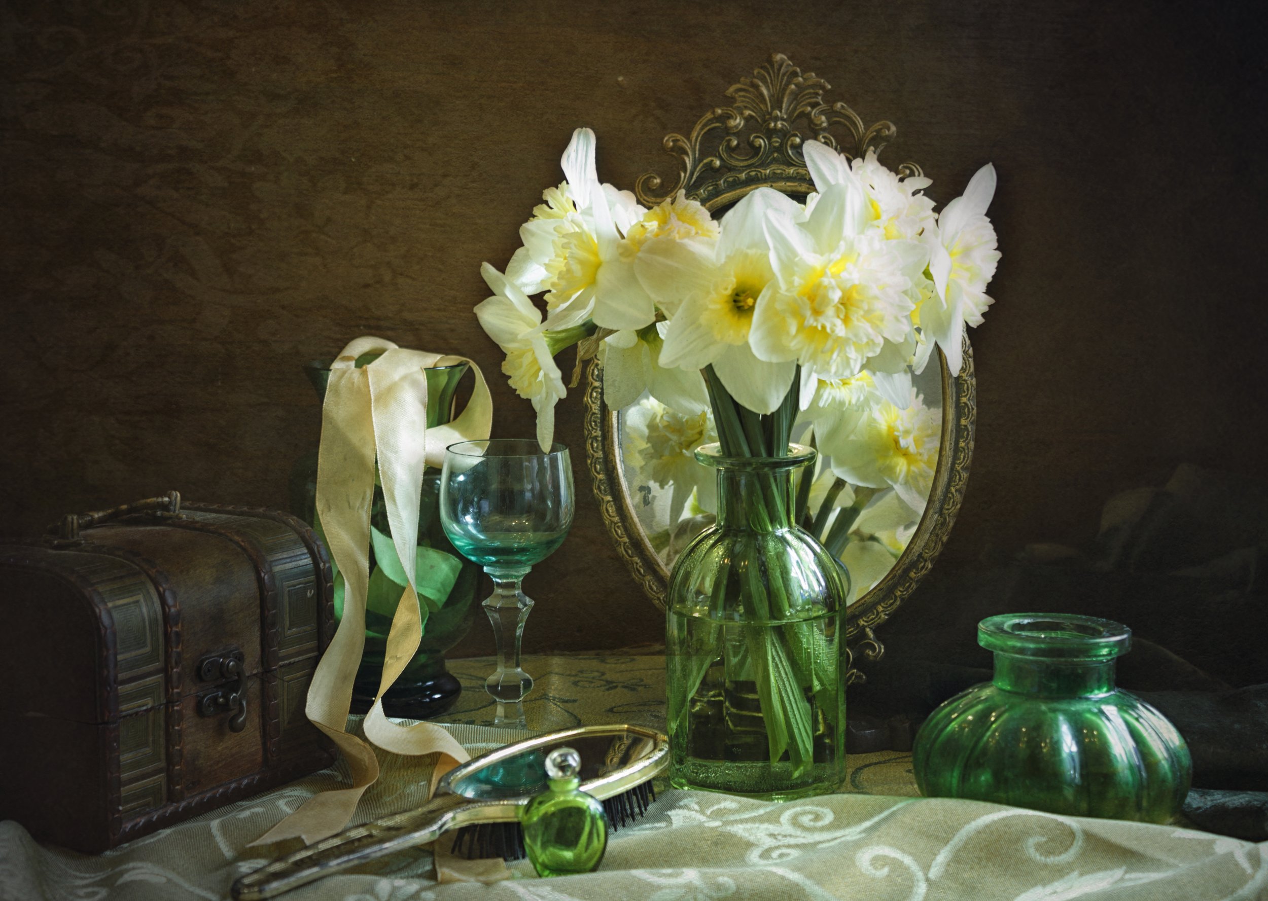 нарциссы, весна, натюрморт, ваза, зелёное стекло, сундук, Лионелла Зимина