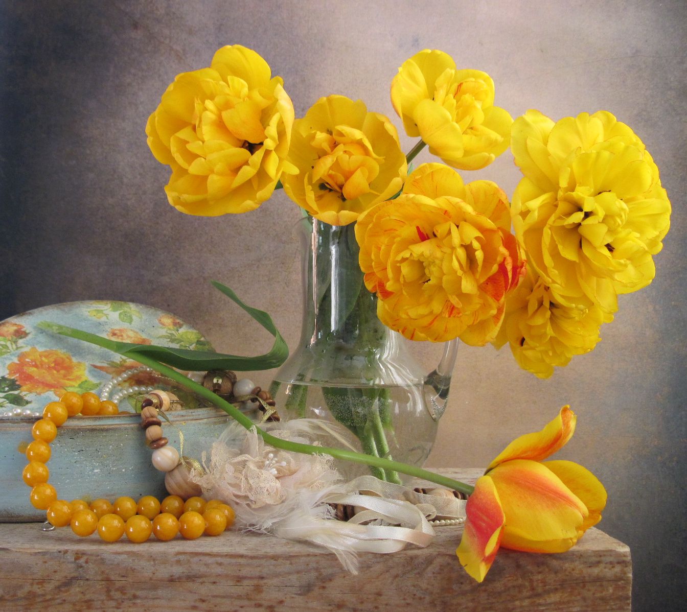 цветы. букет, тюльпаны, бусы, бижутерия, шкатулка, кувшин, желтый цвет, Наталия Тихомирова