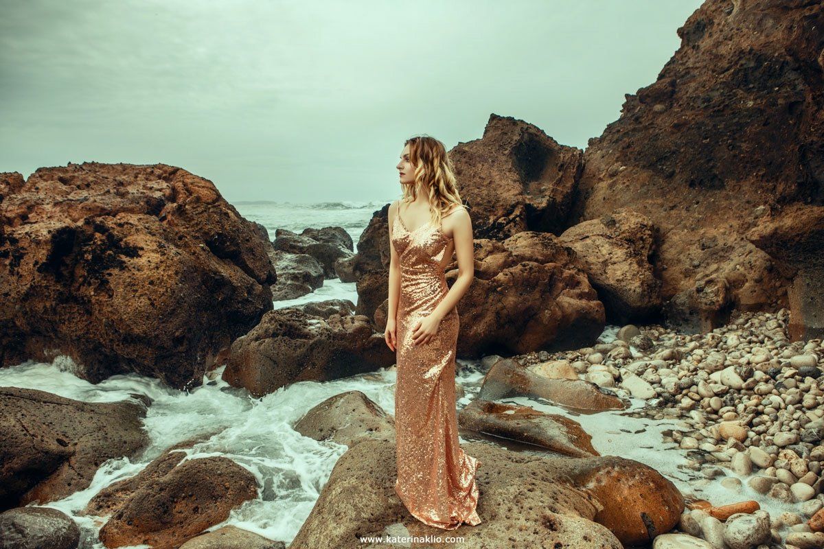 sea, ocean, portrait, lady, woman, stones, golden, dress, waves, , Катерина Клио
