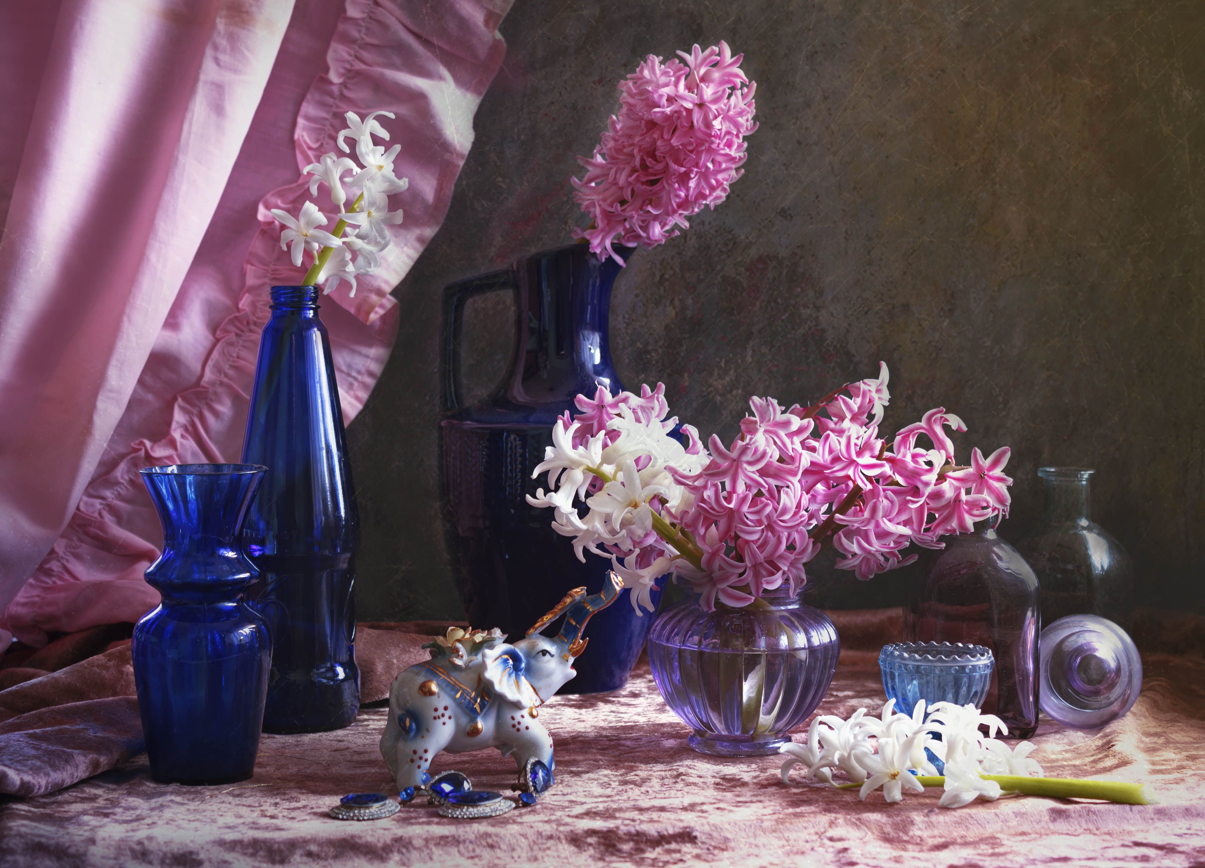 натюрморт, весна, гиацинт, бутылочки, цветное стекло, синий цвет, розовый цвет, Лионелла Зимина