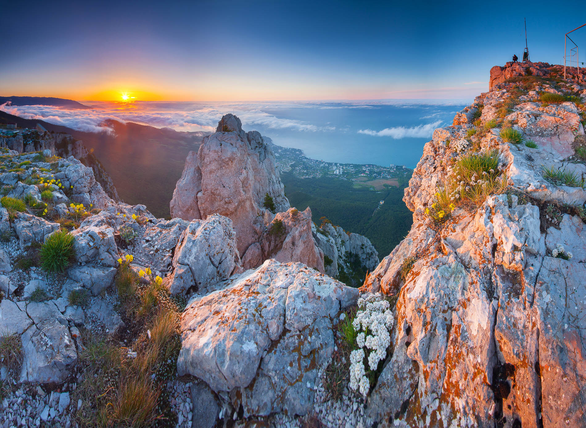 Работает ли ай петри. Гора ай-Петри в Крыму. Зубцы ай Петри Крым. АЙПЕТРИ Крам гора. Гора ай Петри зубцы.