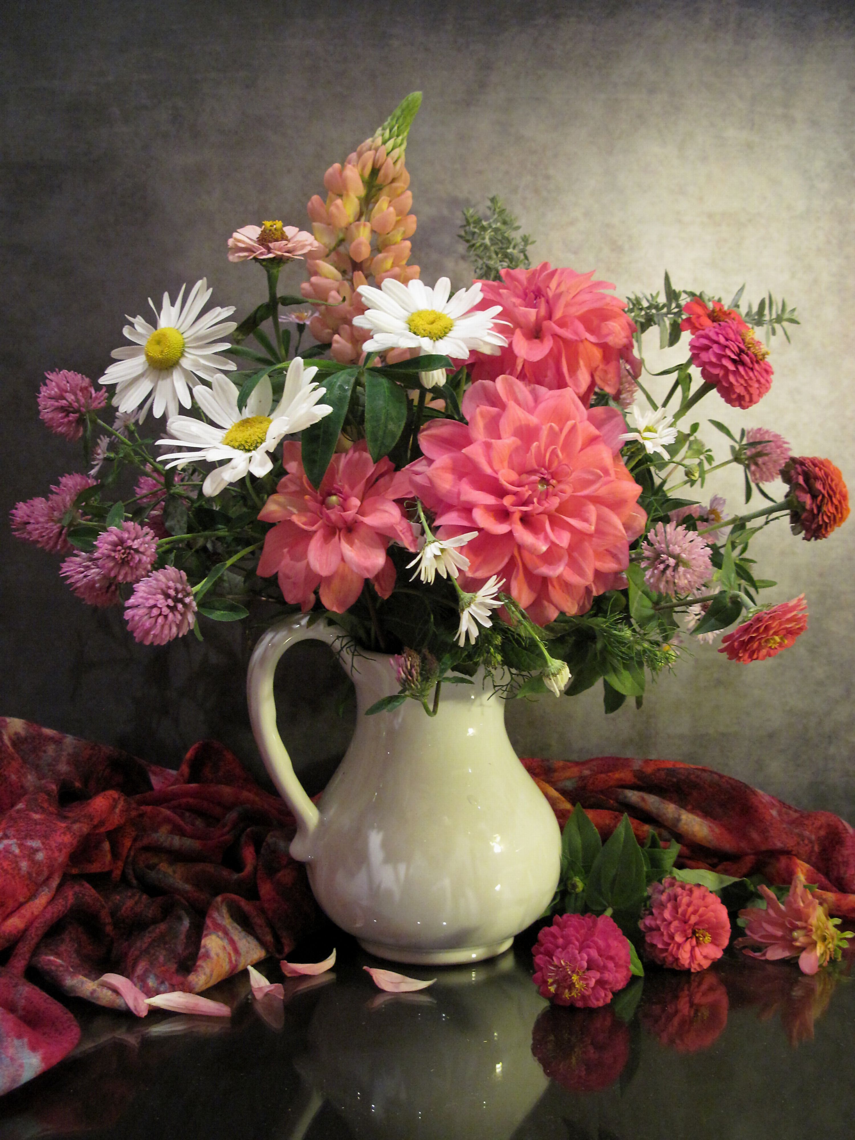 цветы, букет, ромашки, георгины, клевер, люпин, циния, кувшин, шарф, Наталия Тихомирова