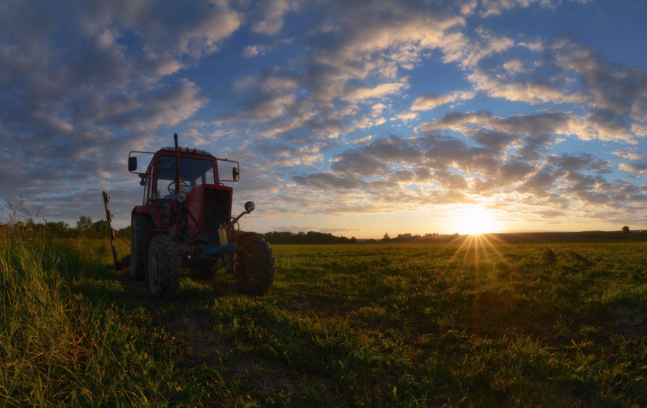 #лето #закат #трактор #солнце #облака #трава, Евгений Цап