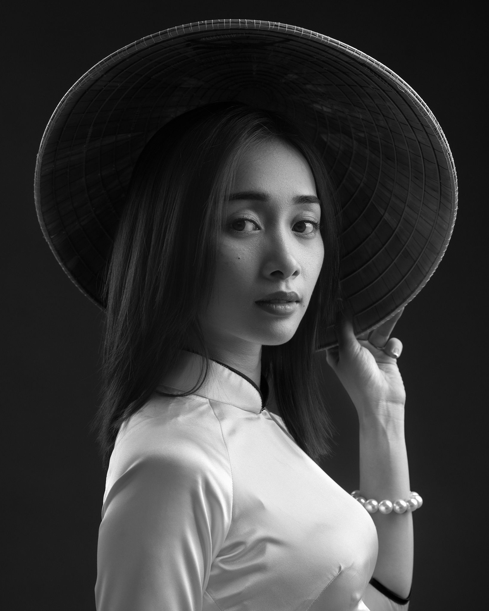portrait, woman, female, beauty, face, vietnamese, asian, girl, studio, traditional dress, dress, hat, bw, black and white, monochrome, white, Hoang Viet Nguyen