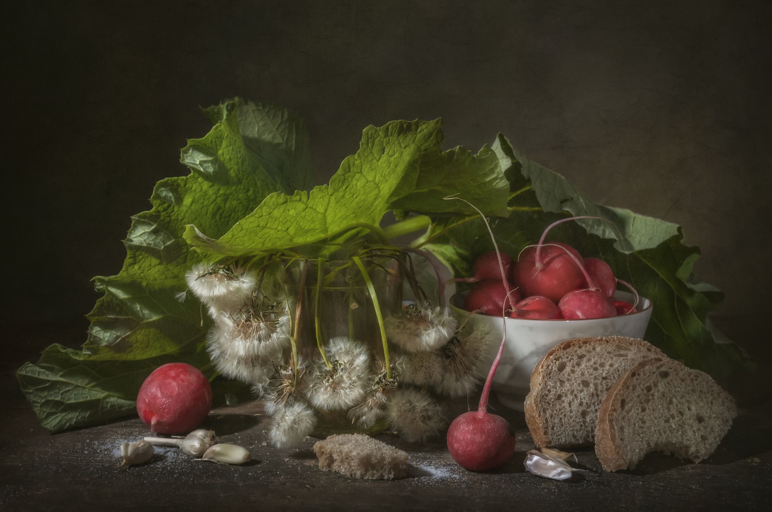 редис,овощи,лист лопуха,хлеб,весна,одуванчики,увядание,стакан,дача, Владимир Володин