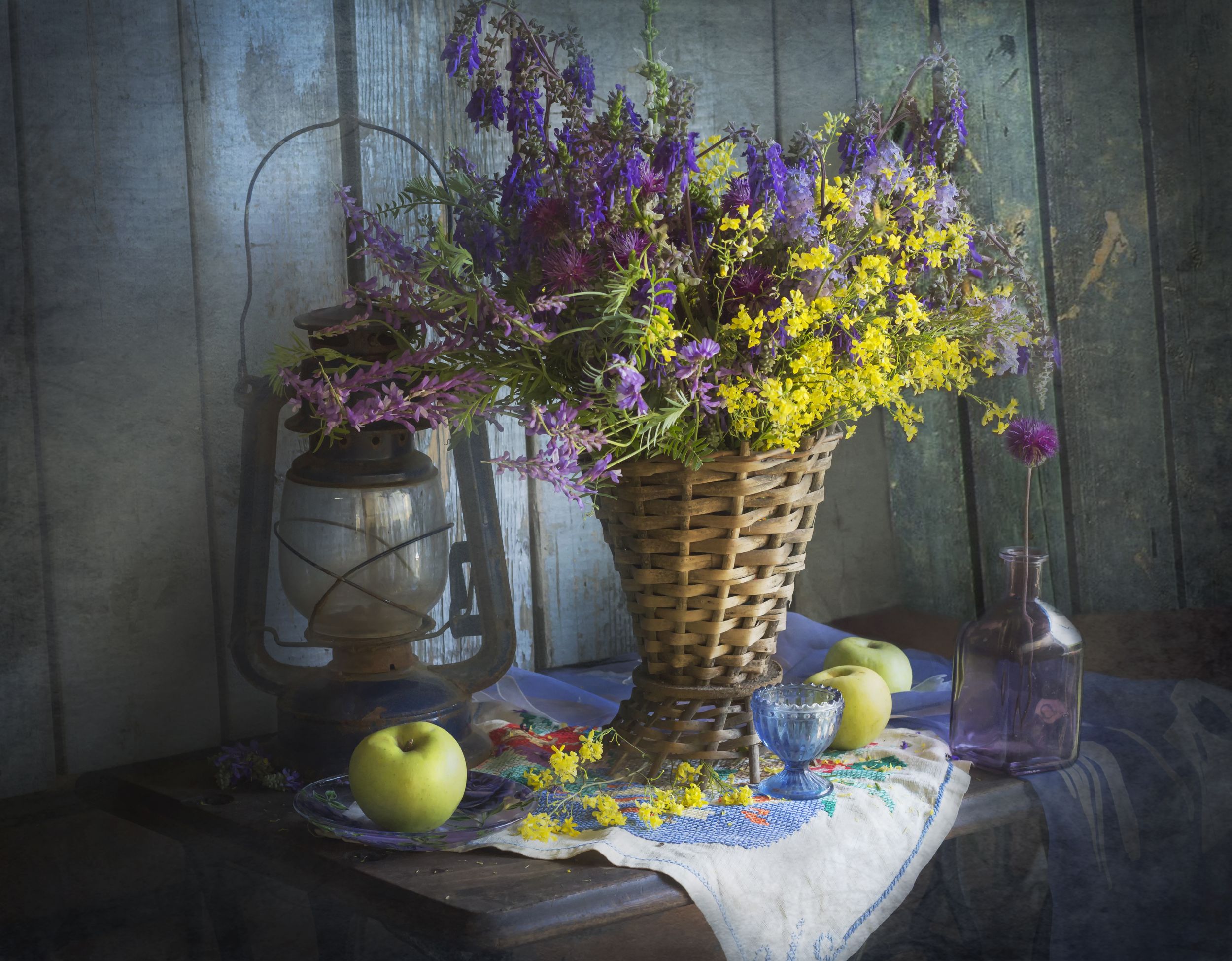 букет цветов, май, весна, полевые цветы, корзина, яблоки, натюрморт, Лионелла Зимина