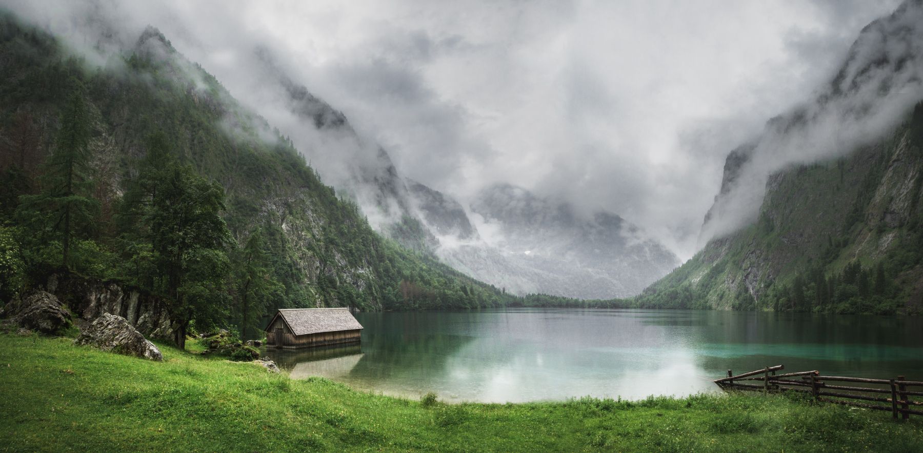 Горный дождь. Дождь в горах. Лес горы дождь. Дождь в горах фото. Домик в горах дождь.