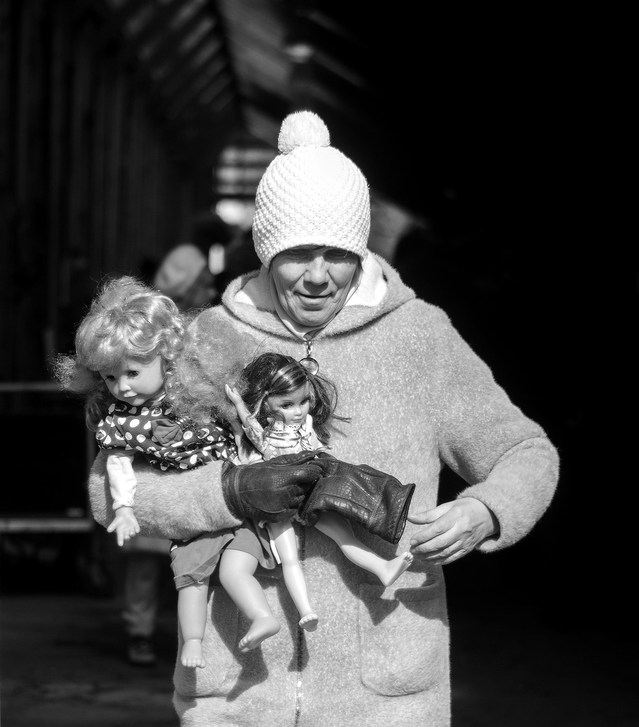 женщина, куклы, прижимать, перчатка, снимать, шапка, барахолка, вернисаж, Измайлово, Дмитрий Ткаченко