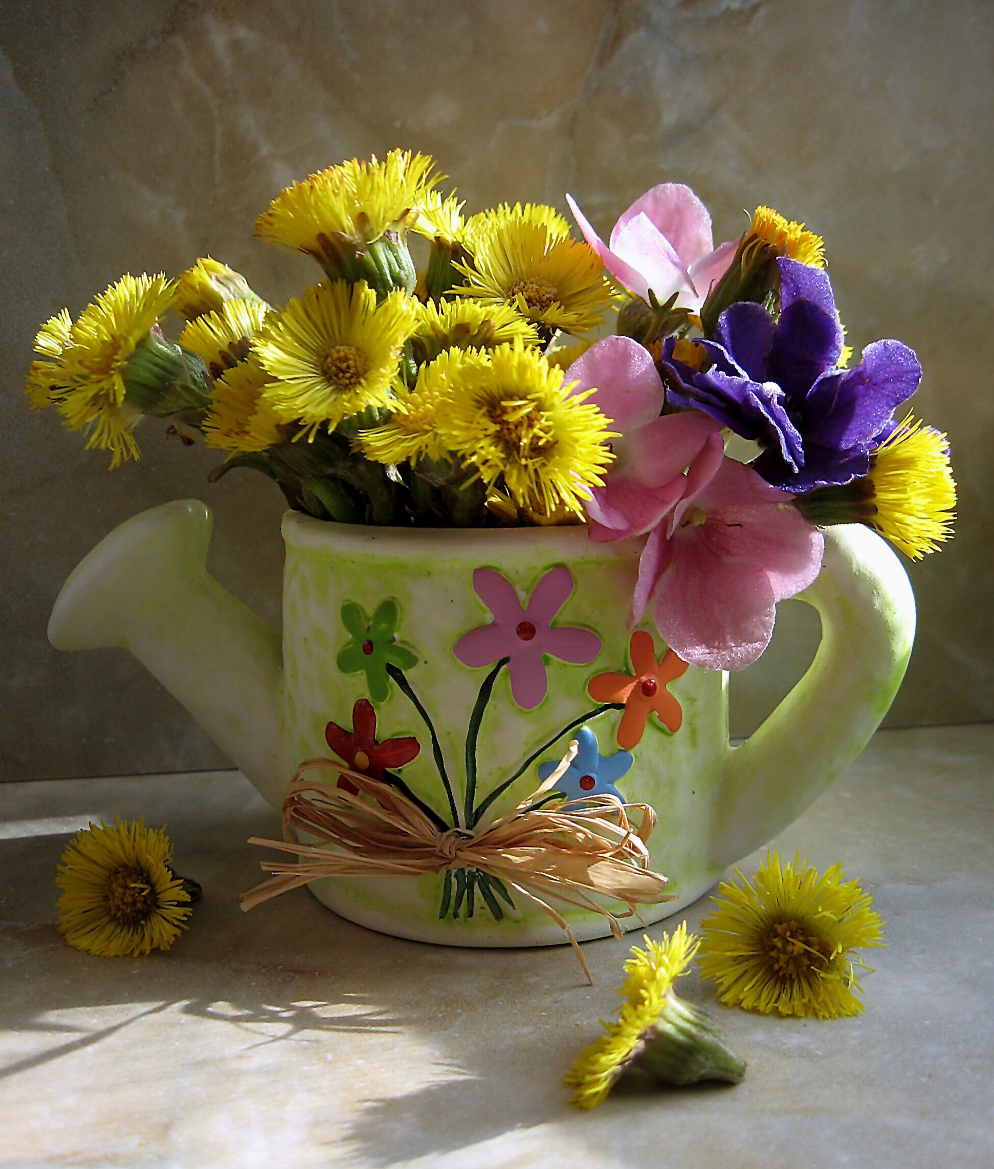 цветы, букет. мать-и-мачеха, фиалки, Наталия Тихомирова