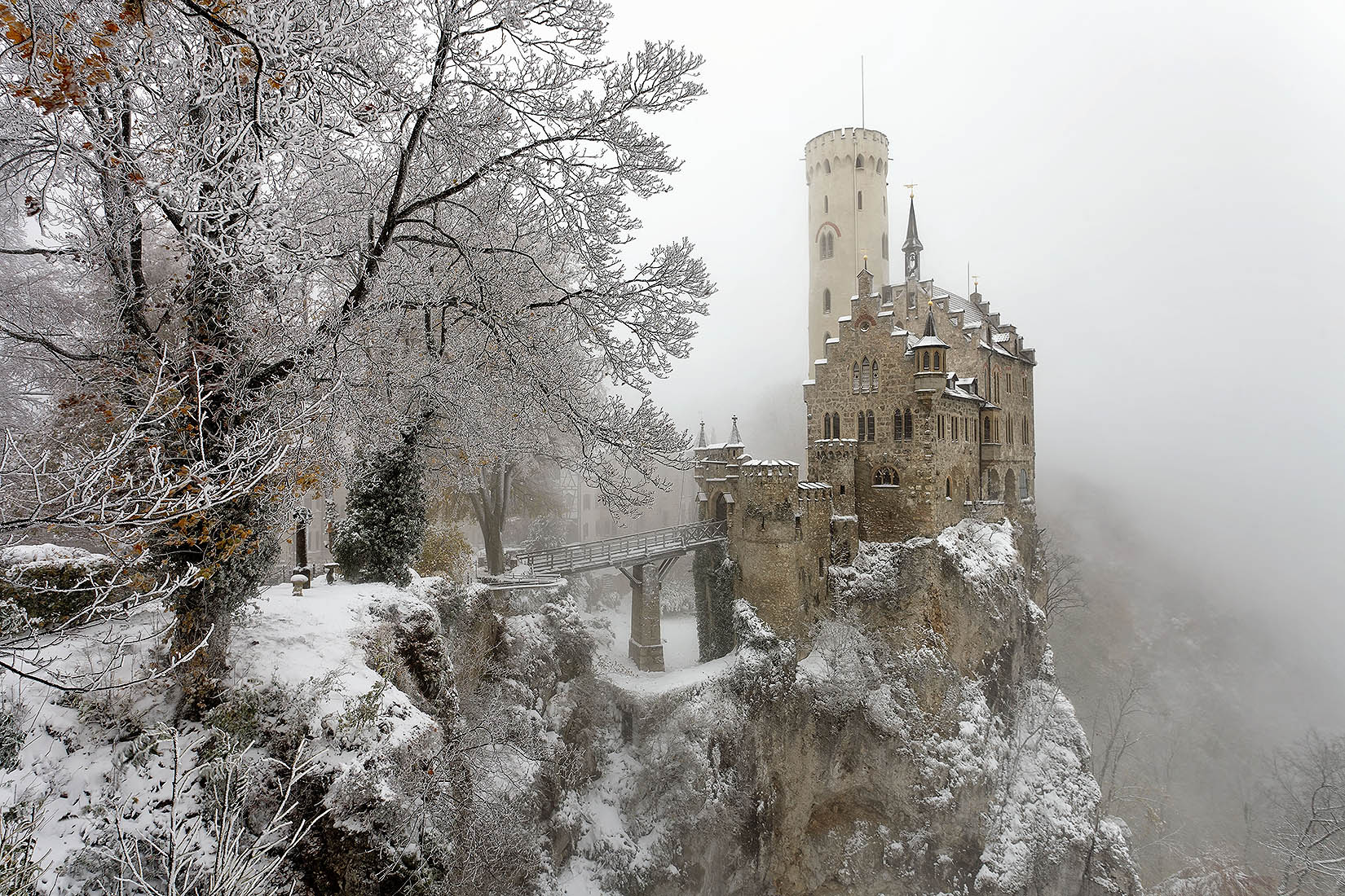Замок лихтенштейн. Лихтенштайн (замок в Германии) замки Германии. Замок Лихтенштейн зимой Германия. Лихтенштайн (замок в Австрии).