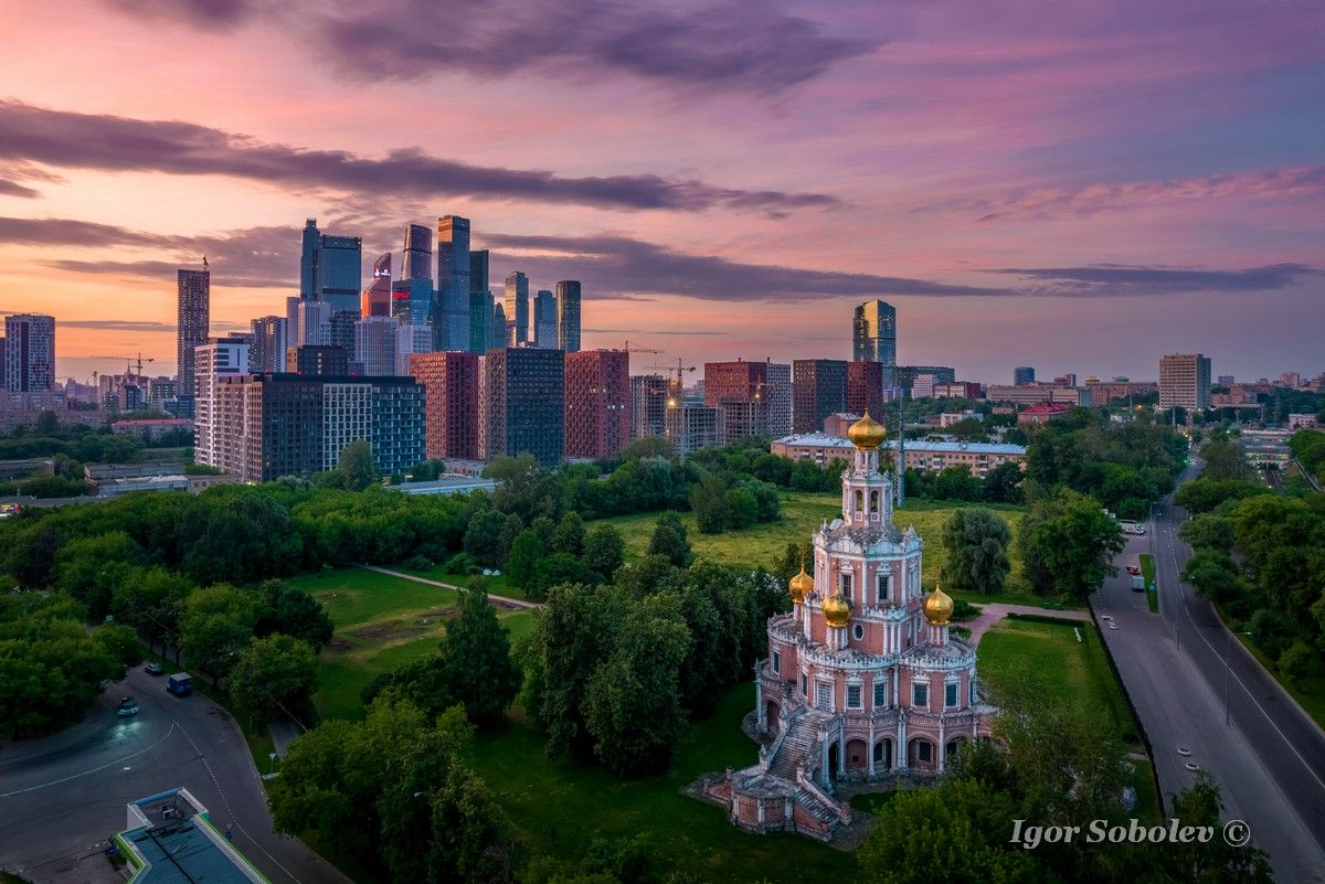 Фото на филях. Москва Сити и Церковь Покрова Богородицы в Филях. Филях Москва. Храм Пресвятой Богородицы в Москве рядом с Москва Сити. Церковь рассвет Новосибирск.