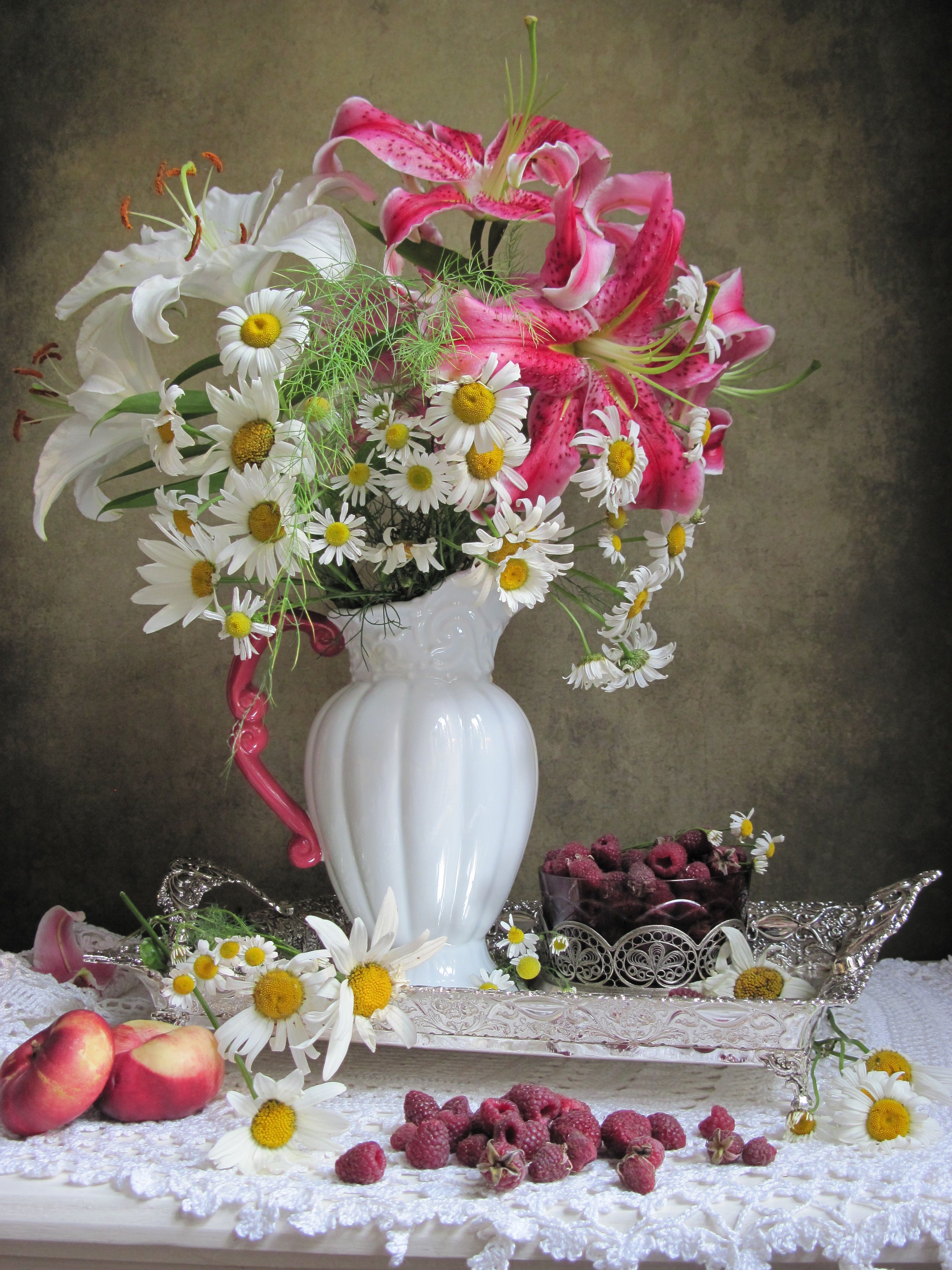 цветы, букет, лилии, ромашки, нектарины, малина, Наталия Тихомирова
