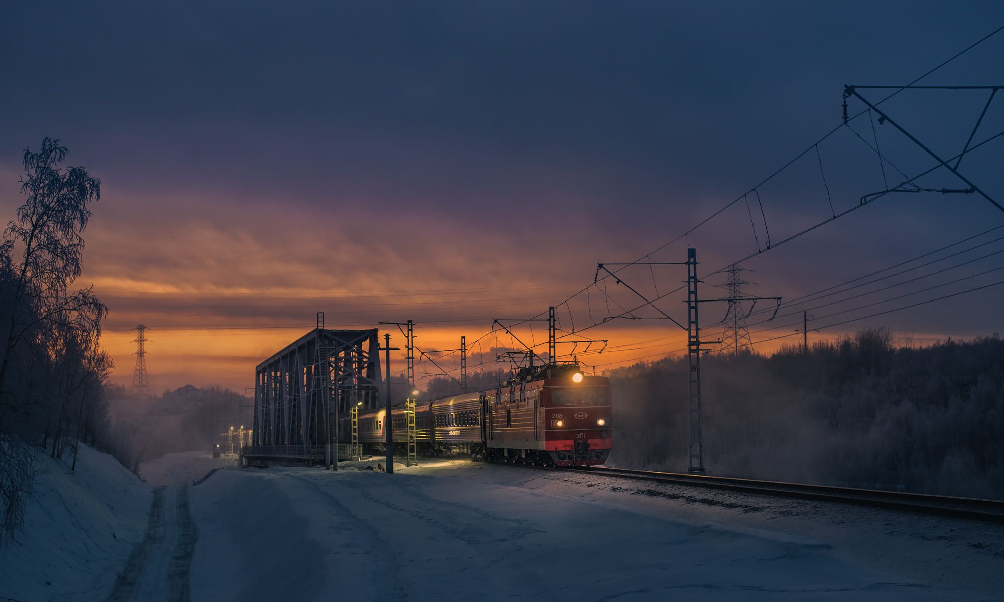 skrylov,skrylov_official,промышленныйфотограф,железнодорожныйфотограф,индустриальныйфотограф,пейзаж,жд,rails,train,эп1,электровоз,тмх,арктика,ржд,rzd,мурманск,зима,изморозь,полярнаяночь,ночь,вагоны,поезд,рассвет,закат,кола,мост, Сергей Крылов