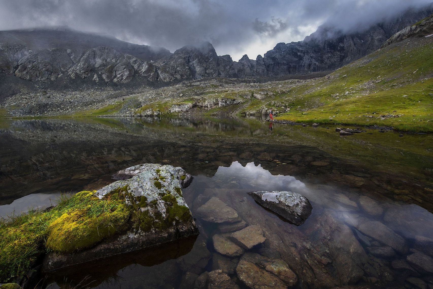 Горы  пейзаж  озеро  туман  вода  камни  скалы  трава  прозрачность  отражение, Валерий Одинцов