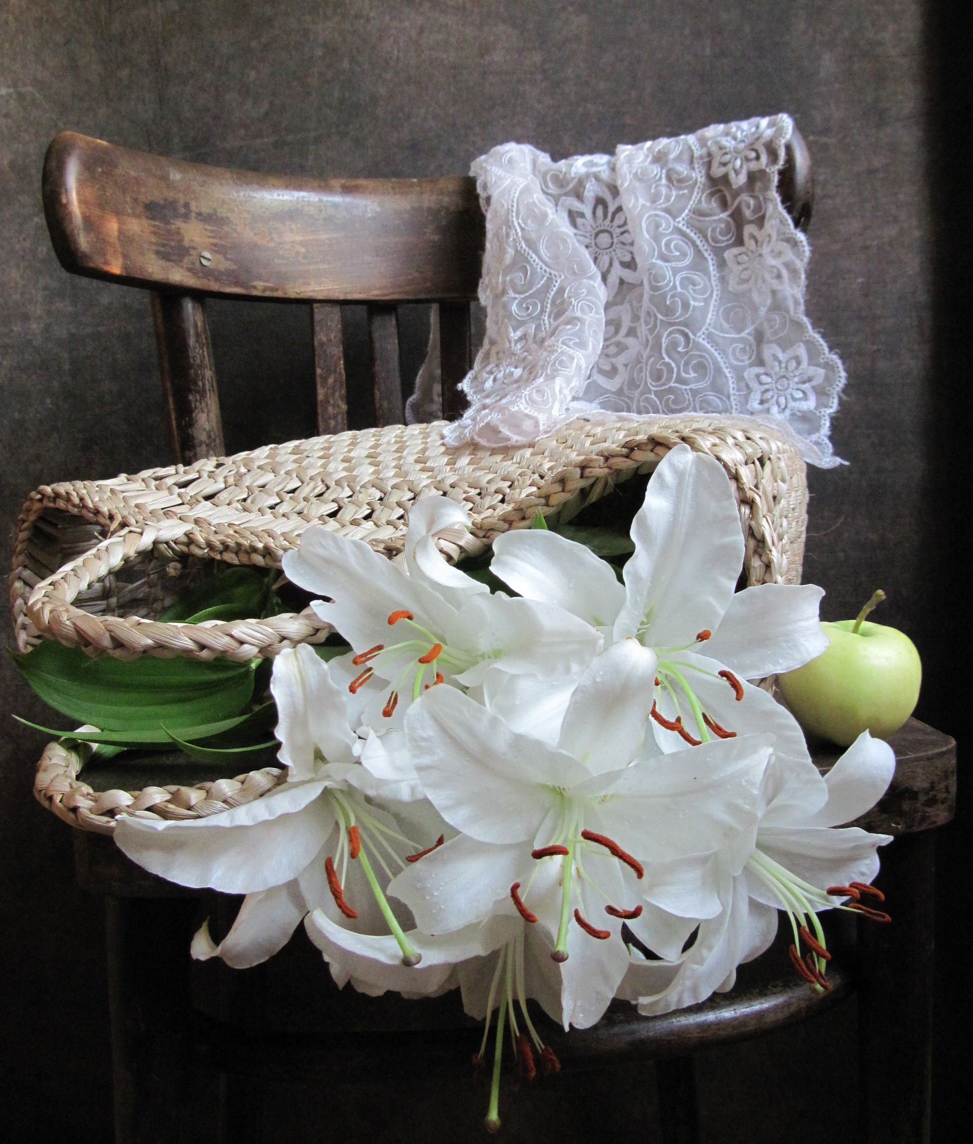 цветы, букет, лилии, плетеная сумка, салфетка, стул, яблоко, Наталия Тихомирова