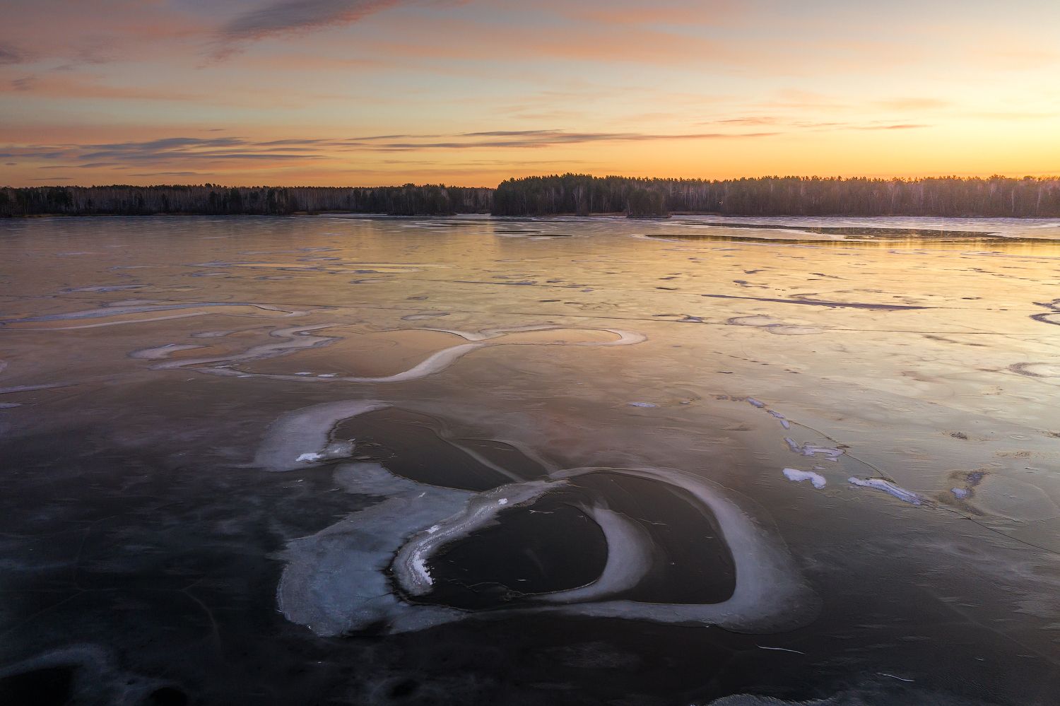 Озеро сковано льдом. Озеро Травакуль Кыштым. Озеро Травакуль Челябинская область. Травакуль Кыштым.