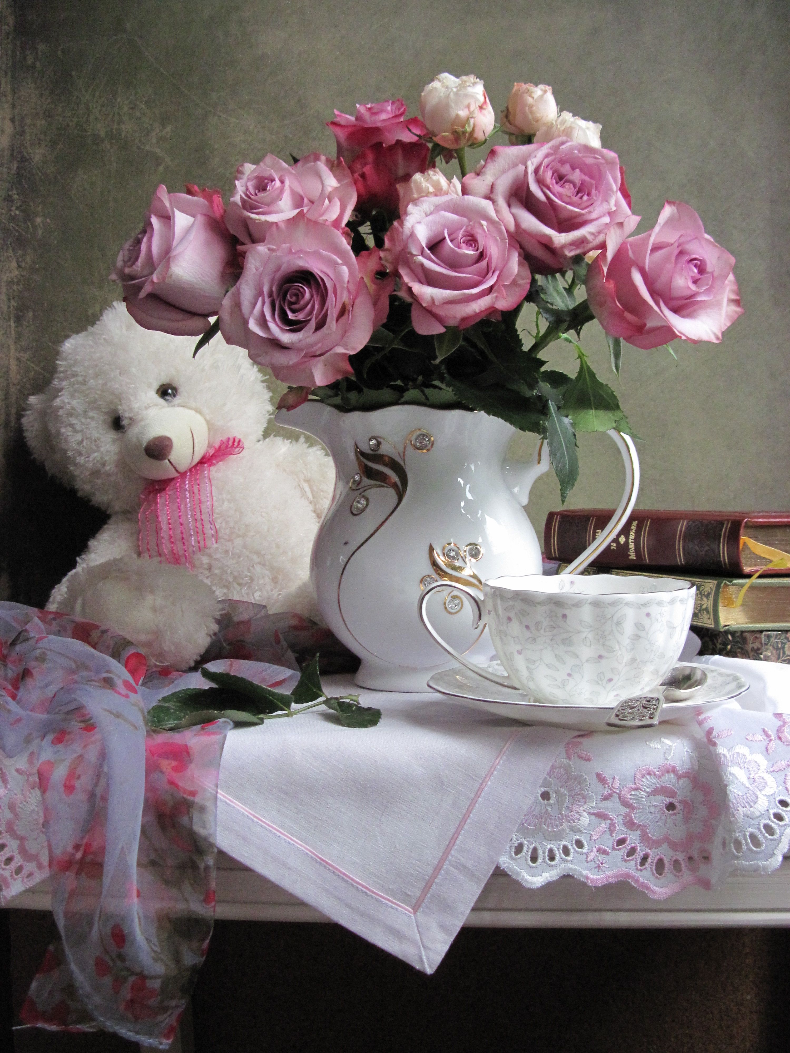 цветы, букет,, розы, игрушка, плюшевый мишка, медвежонок, фарфор, шарф, салфетки, книги, Наталия Тихомирова