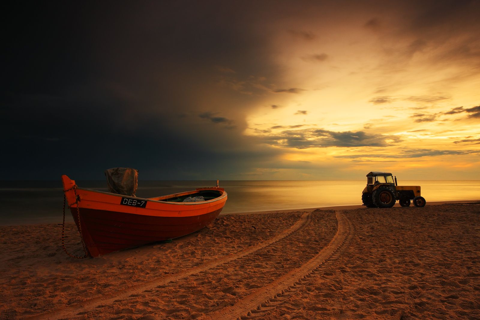 dawn, sunrise, morning, beach, sea, sky, storm, boat, tractor, sand, water, cloud, Jacek Lisiewicz