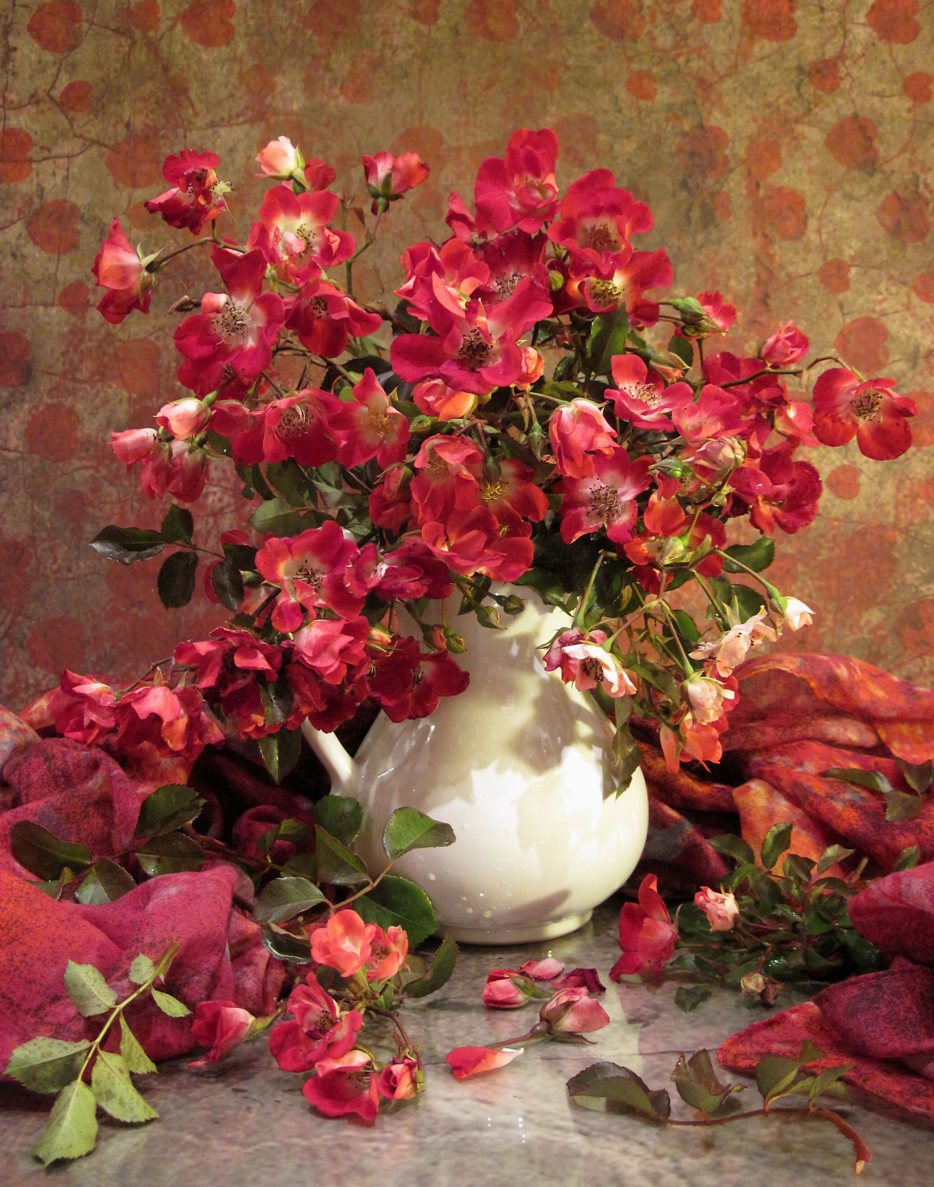 цветы, букет, розы, кувшин, фарфор, шарф, красный цвет, Наталия Тихомирова